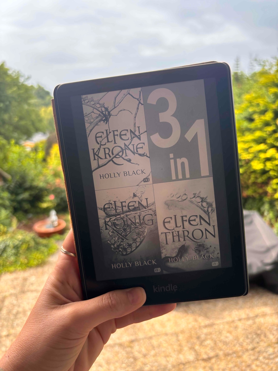 Das Elfenreich ist eine Welt die verzaubert. Das Bundel ist eine absolute Empfehlung, da die Bücher so spannend sind, das man nicht aufhören kann! Eine Geschichte über junge Mädchen die ins Elfenreich geschleppt werden und dort bestehen müssen. Sich entwickeln und ihre Wege gehen. Eine Geschichte über Monster, Märchen und Wunder.
Über Familienmachenschaften, Kriege und Romanzen. Eine Welt die sich auch tief auf den Meeresgrund erstreckt. Einfach atemberaubend 😍
Einfach atemberaubend!