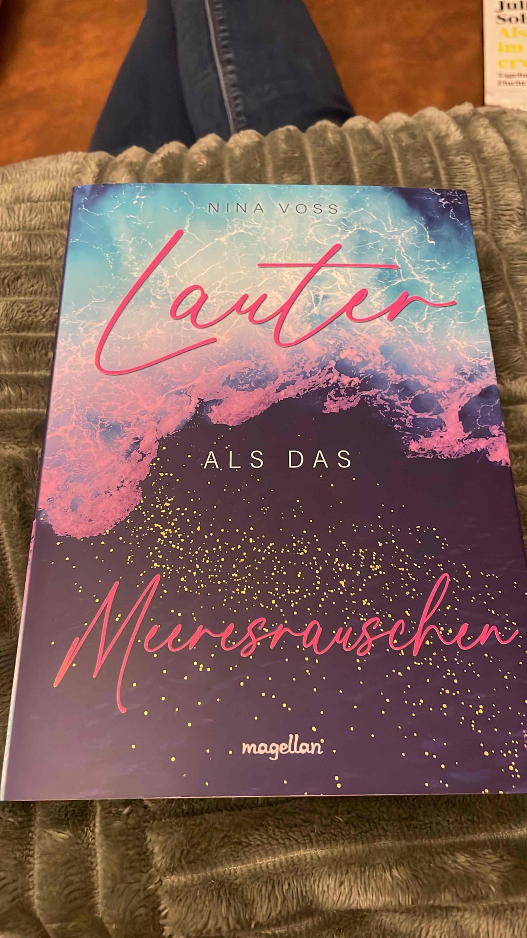 Richtig schön! Neuseeland und die Pottwale haben sich sofort in mein Herz geschlichen. Und auch Emmi und Valentin sind 2 tolle und mMn. sehr ausdrucksstarke und mutige Charaktere! 🐳❤️