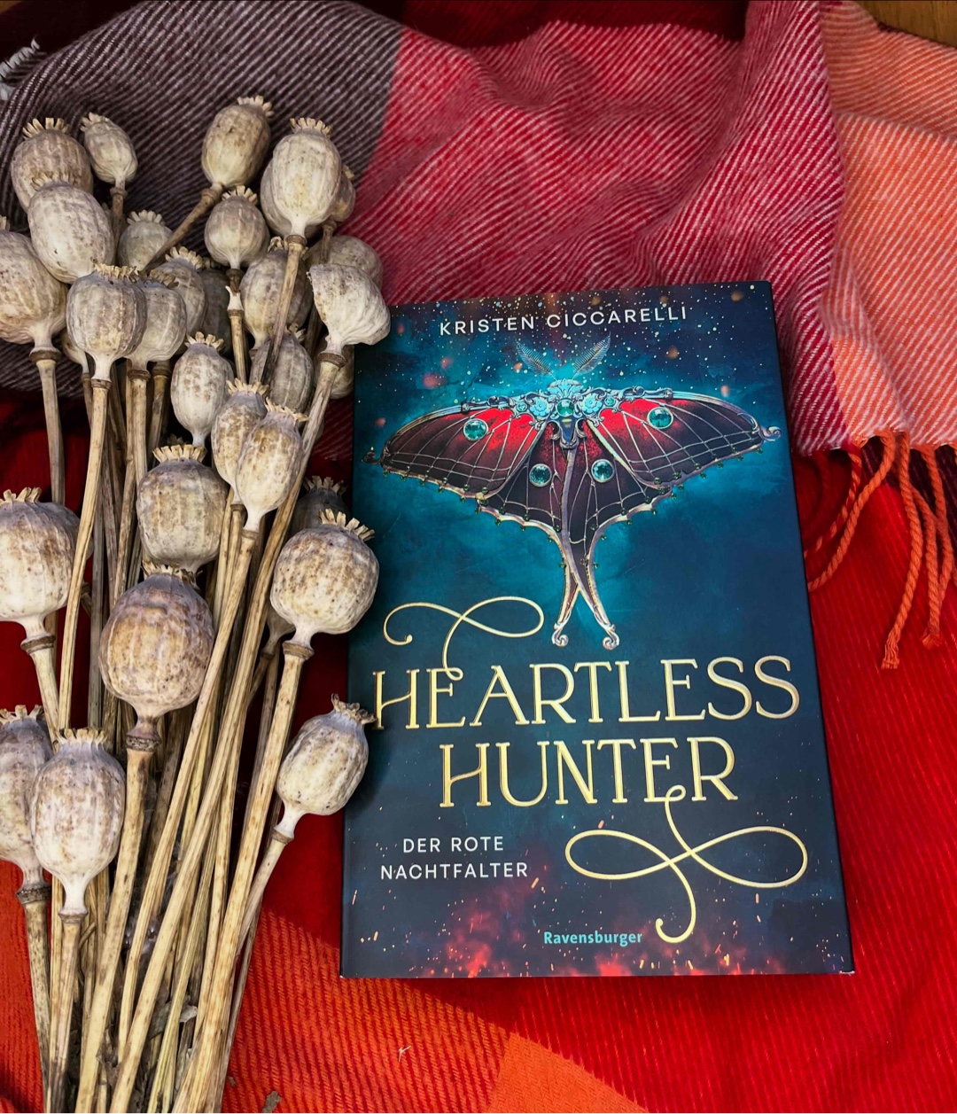 fesselnd, atmosphärisch, vielschichtig
"Heartless Hunter" ist mitreissend, emotional und voller Spannung. Die Mischung aus Magie, Intrigen und Enemies-to-Lovers-Romantik funktioniert hervorragend. Ein düsteres Fantasy-Highlight mit starker Hauptfigur, das man nicht aus der Hand legen will.