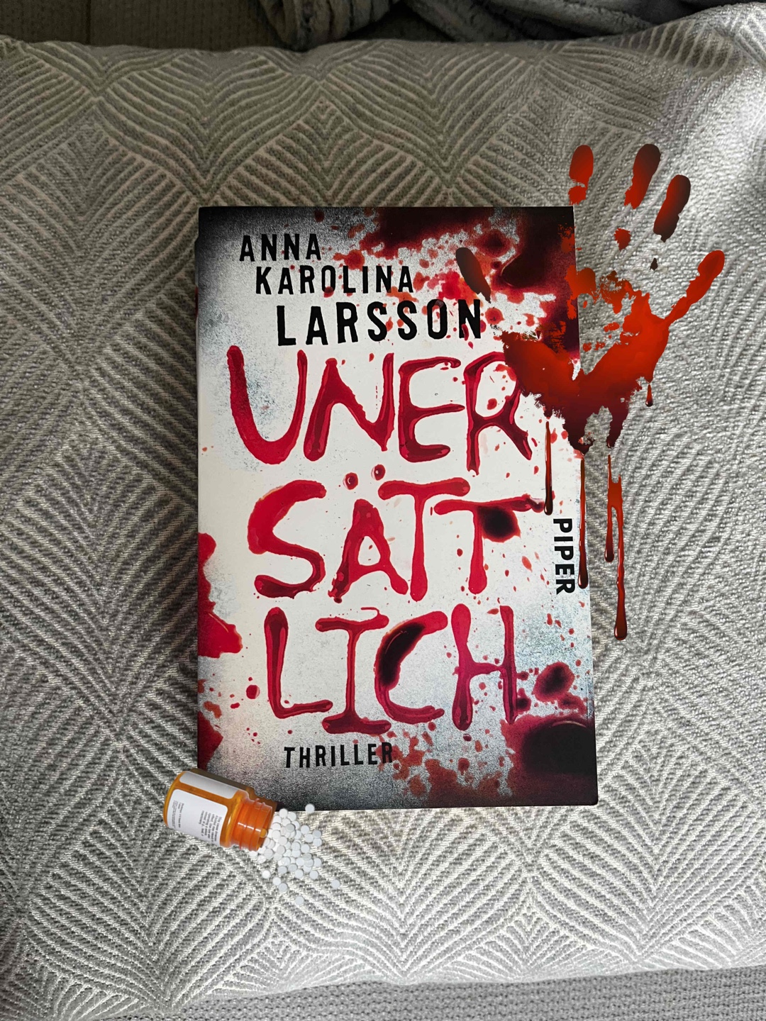 Der Schreibstil ist sehr angenehm, ich habe mich schnell einlesen können. Die Einblicke in die verschiedenen Leben werden kurz gehalten aber bieten genug Tiefe um die Protagonisten kennen zu lerne. Es wird beim Lesen nicht zu langwierig/langweilig. Man will wissen wie es weitergeht denn es bleibt immer spannend. Gute Balance zwischen blutigen Szenen und Ermittlung. Man muss übrigens das erste Buch nicht zwingend gelesen haben. Habe ich auch nicht.
Die Spannungssteigerung nach der ersten Hälfte fand ich auch gut. Allerdings bin jetzt ich vom Ende enttäuscht, von Adnan. Pia fand ich nervig, sie legte ein unreifes und nicht standesgemäßes Verhalten an den Tag.
#unersättlich#annakarolinalarsson#thriller#lesezeit#bücherliebe#bücherwurm#lesen#lesenistschön#leseliebe#lesecommunity#buchblog#buchrezension#buchtipp#lesratte#bookstagram#booklover#bookblog#readingtime#reading#books#bookworm#bookish#readinglist2024#bookie