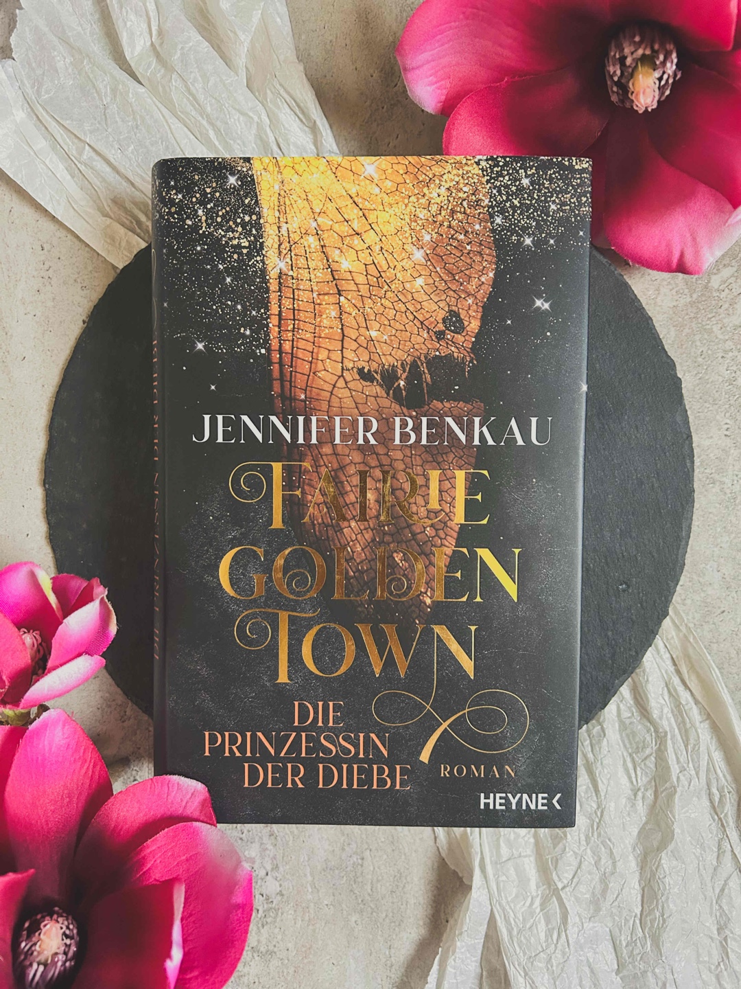 Dieses Buch ist einfach von Anfang bis Ende phänomenal und ich kann es jedem nur ans Herz legen, der auch die Serien Peaky Blinders und Carnival Row mochte, oder (wie ich) großer Fan der Autorin ist.