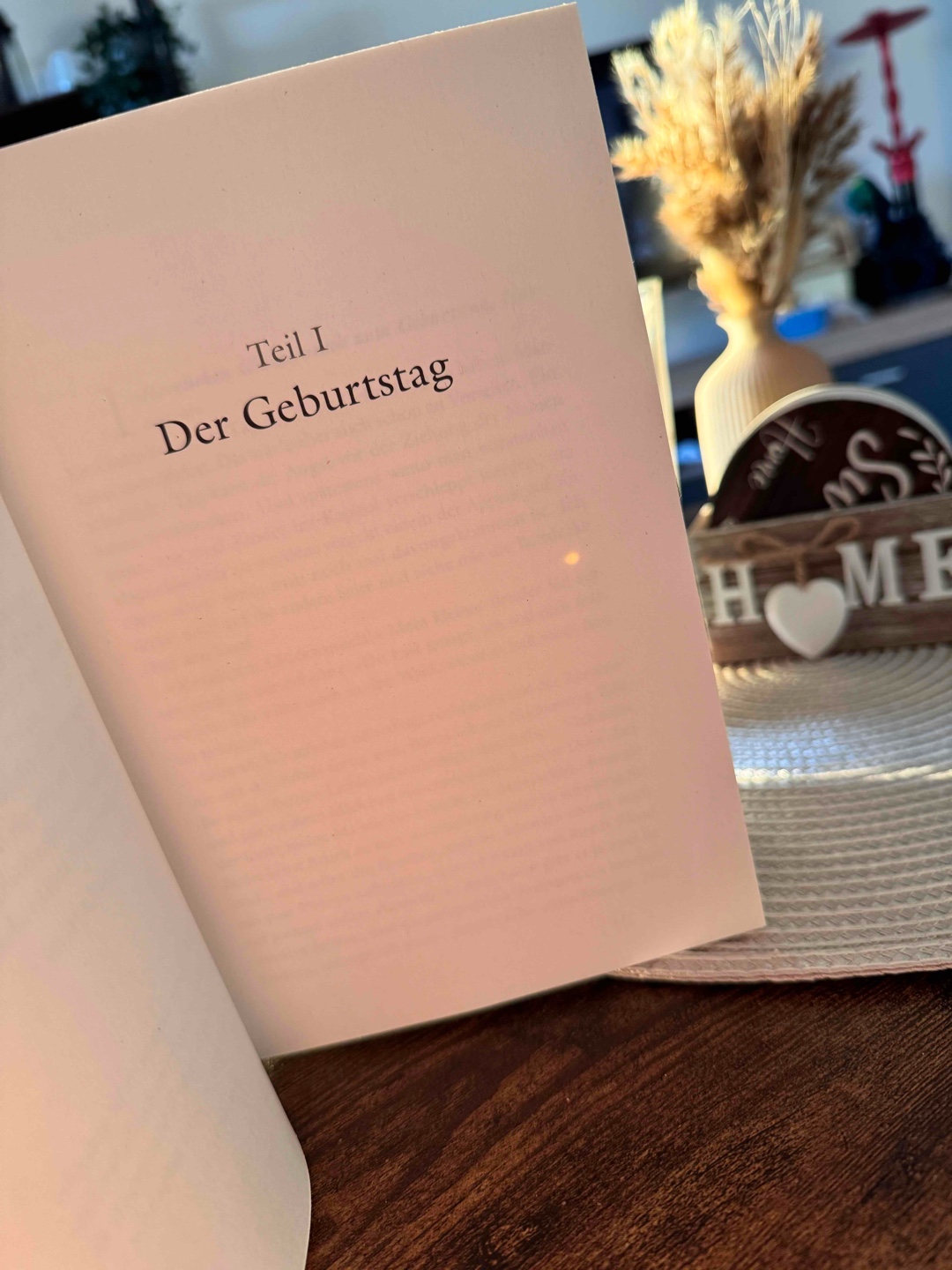 Heute den ersten Teil gelesen und gleich wieder gefesselt in die Welt von Panem eingetaucht. 
Super geschrieben und dadurch versteht man viele Dinge aus den ersten Bänden besser. 
