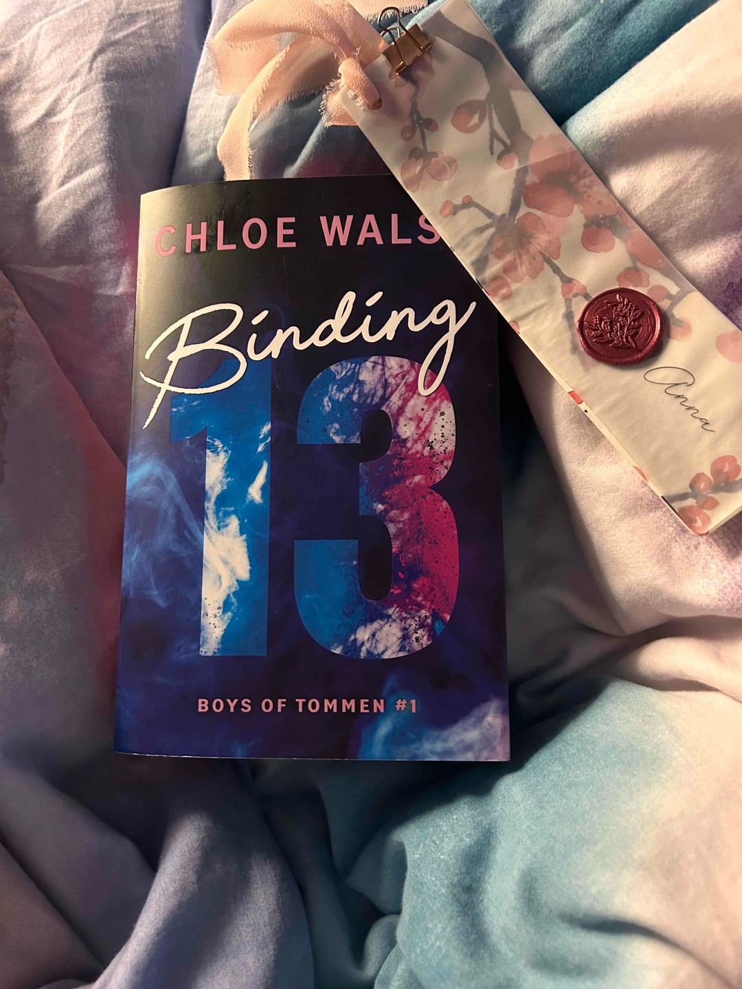 Dieses Buch-einfach WOW!! Die ersten 500 Seiten sind zwar viel zu langwierig, was sich aber am Ende komplett ausgleicht. Ich hoffe die Mutter trift die richtige Entscheidung im zweiten Teil💔💔
Dem Buch gebe ich einen halben Stern abzug, da wie gesagt, der Anfang viel zu lange ist🩵