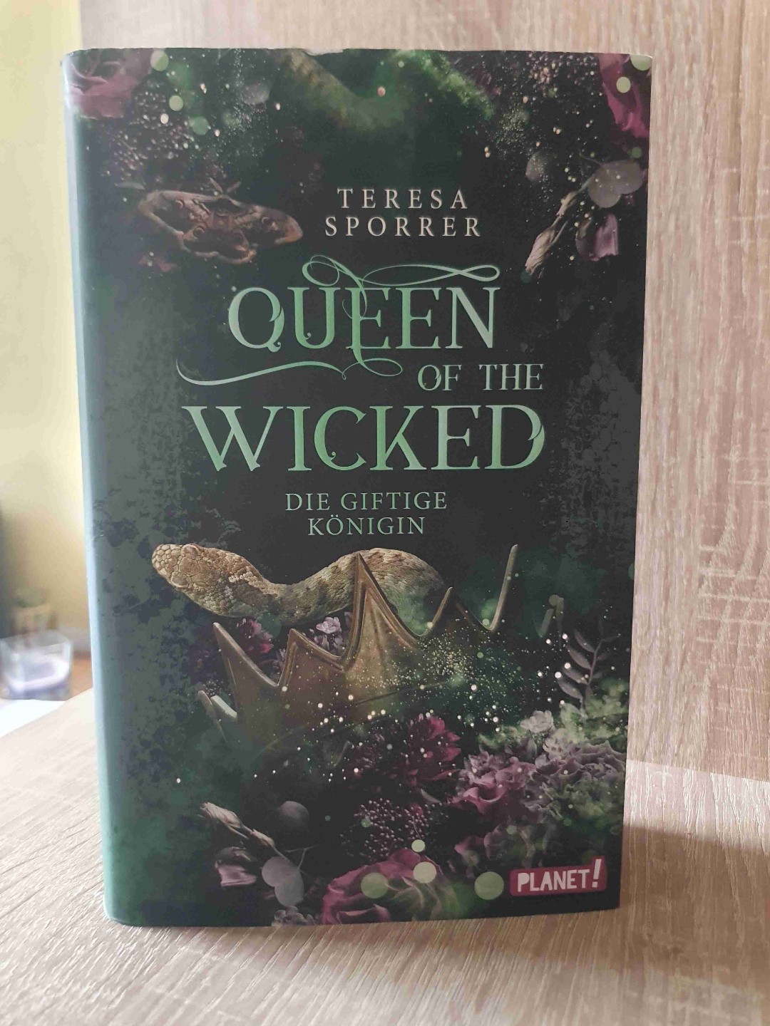 Keine Ahnung, was der Sinn dahinter wirklich sein sollte. 🙈
Irgendwie kam mir das alles total bekannt vor, ich konnte nur nicht herausfinden, von wo.. Belladonna ist wirklich sehr naiv und mir auch irgendwie unsympathisch. Ich finde das Buch irgendwie unübersichtlich. Der Schreibstil an sich ist einfach gehalten und in Ordnung. Ich lese den zweiten Band trotzdem, weil er schon zuhause steht. Mal schauen, vielleicht überrascht er mich auch.