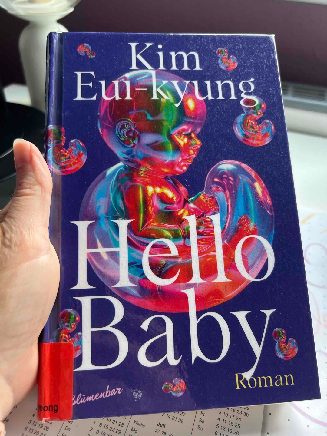 Das Buch hat mich sehr betroffen gemacht, vielleicht weil ich selber eine IVF hatte. Auf jeden Fall beschreibt die Autorin das Leben und Leiden der Frauen sehr emotional. Ich habe es trotz dem Thema gerne gelesen. 