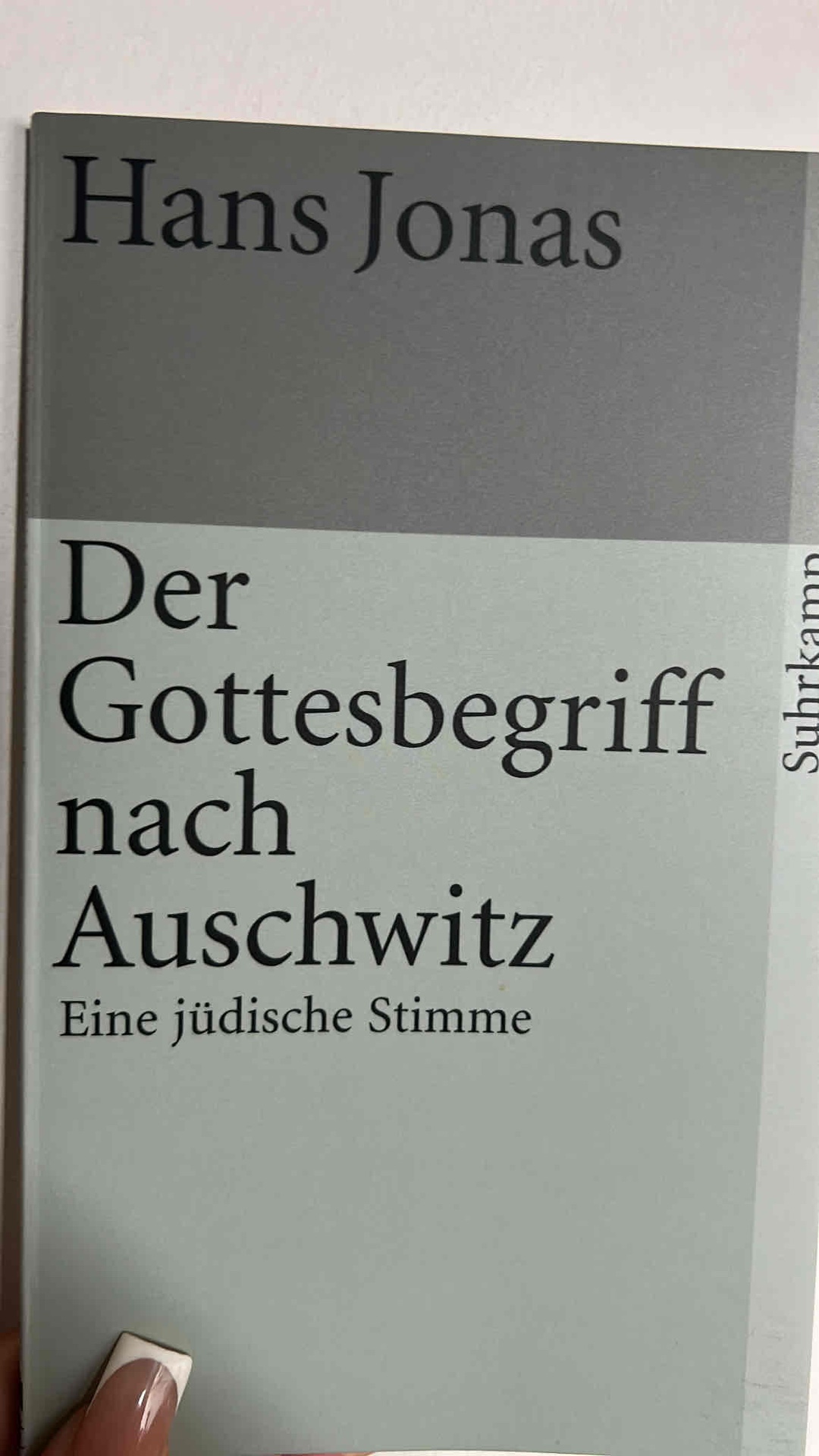 ,, ..die Mutter des Stifters, nach Auschwitz weiterverschickt wurde, wo sie das Schicksal auch meiner Mutter teilte, da drängte sich mir unwiderstehlich dies Thema auf. Ich wählte es mit Furcht und Zittern. Aber ich glaubte es jenen Schatten schuldig zu sein, ihnen so etwas wie eine Antwort auf ihren längst verhallten Schrei zu einem stummen Gott nicht zu versagen.‘‘