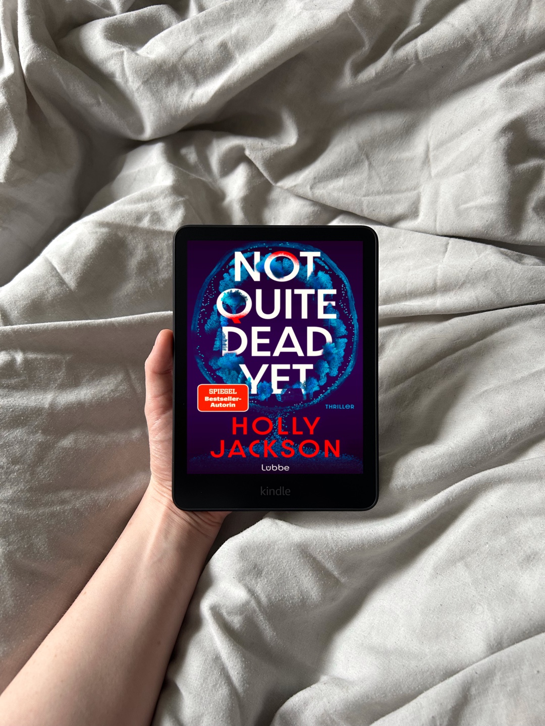 Spannend, humoristisch und tief bewegend – Holly Jacksons neue Thriller Sensation
⭐️ Gesammt: 4/5
🖋️ Schreibstil: 4,5/5
🔪 Spannung: 4/5
👤 Charaktere: 4/5
💥 Überraschungseffekt: 4,5/5
Anzeige | Rezensionsexemplar über NetgalleyDE