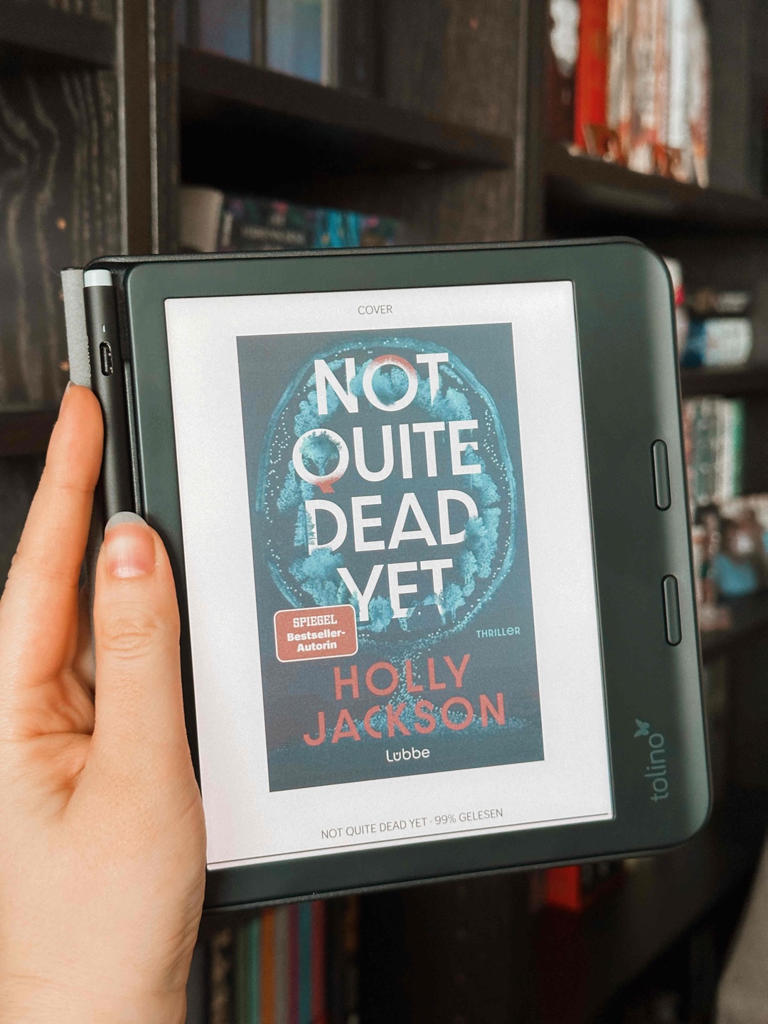 First of all: Ich LIEBE den Schreibstil von Holly Jackson. Sie kann mich jedes mal fesseln und ich muss ihre Bücher bis spät in die Nacht lesen.