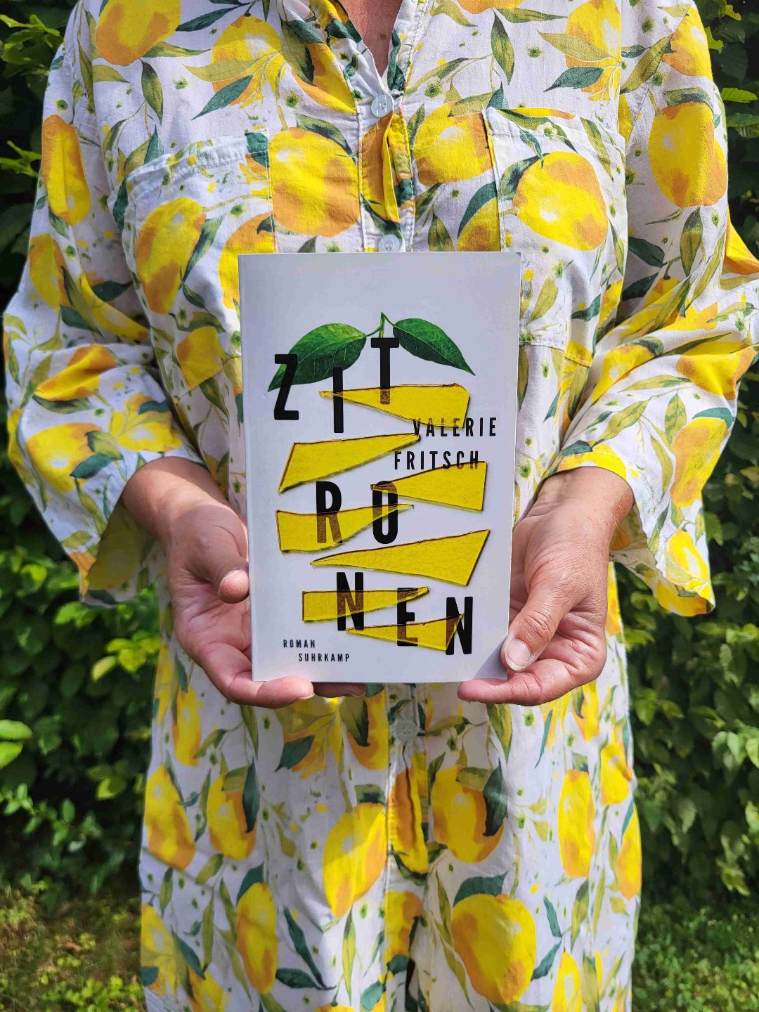 Valerie Fritsch hat mit "Zitronen" ein kleines literarisches Juwel geschaffen, das thematisch wahnsinnig schmerzhaft zu ertragen ist (TW: körperliche Misshandlung, Stellvertreter-Münchhausen-Syndrom) und einen mit sprachlicher Schönheit zugleich wie eine sanfte Umarmung durch das schwere Schicksal von August trägt, dem Zärtlichkeit in Anwesenheit von Brutalität nur allzu gegenwärtig ist. 