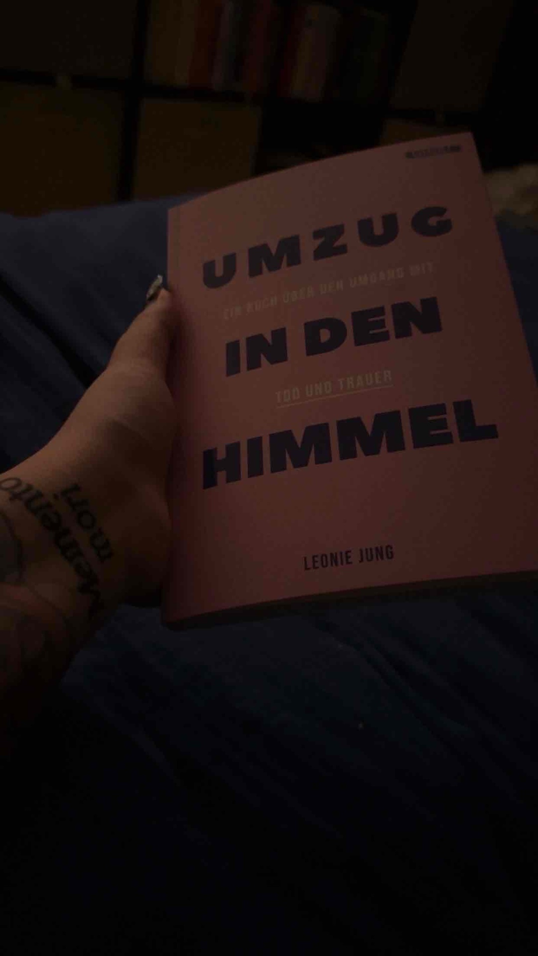 Lachend weinen und dennoch fühlt sich das Buch an wie eine Umarmung.