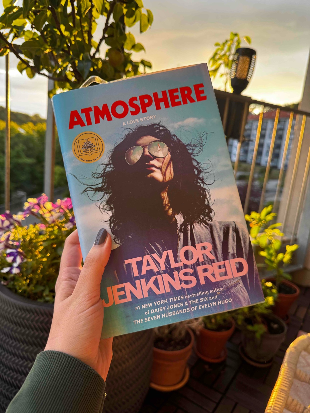 Ich weiß nicht wie Taylor Jenkins Reid das immer schafft, aber wow - diese Story ich bin komplett geflasht. Wir begleiten Joan auf ihrem Weg Astronautin zu werden um 1980 und die folgenden Jahre. Zu dieser Zeit als Frau in einer Männerdomäne - absolut gut recherchiert, sowohl was Astrophysik, Astrinautentraining und Kultur angeht - ein Must Read!