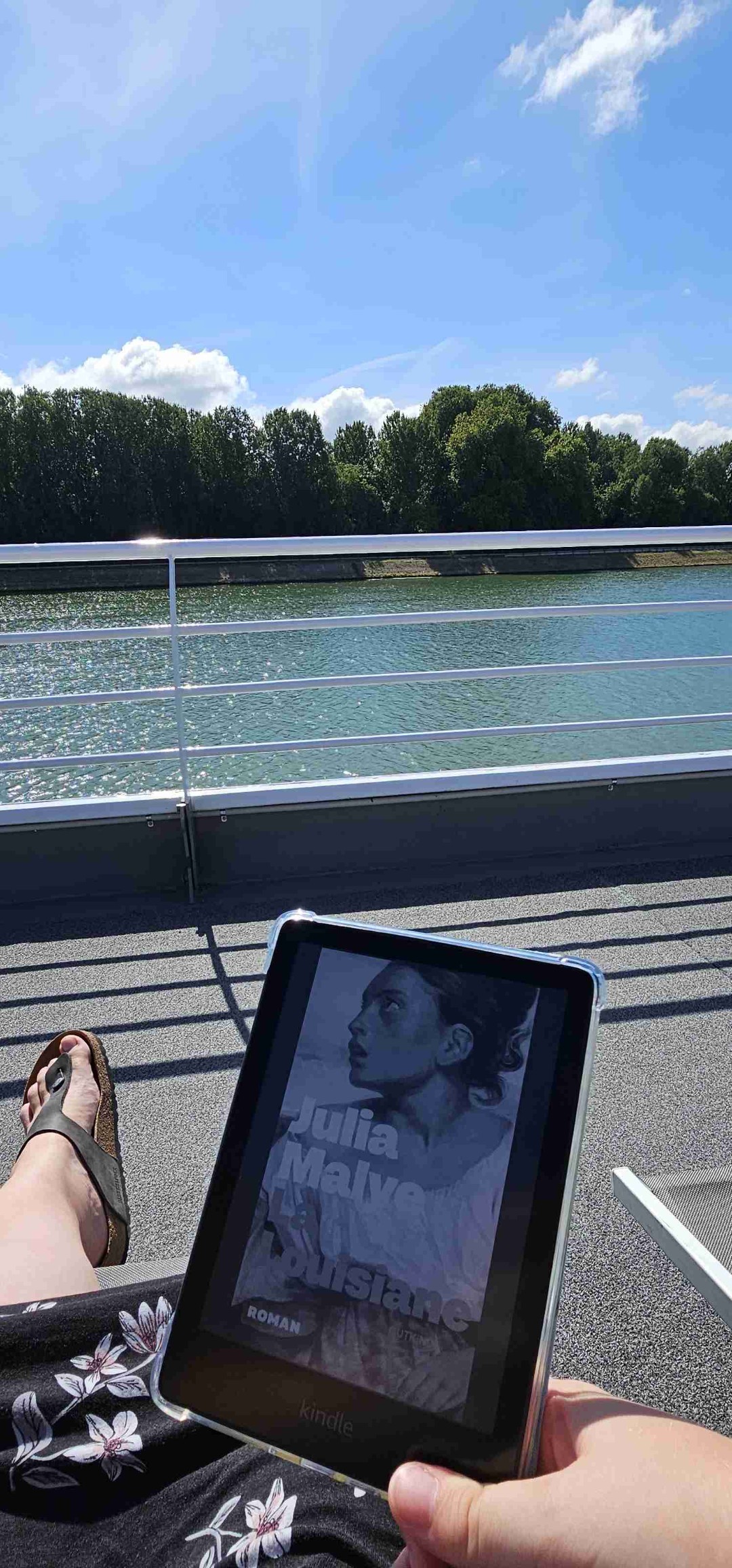 Sehr schöner historischer Roman mit vielen interessanten Fakten und unterschiedlichen Charakteren. Er war sehr kurzweilig, obwohl das Buch doch recht dick ist. Für den Urlaub angenehm entschleunigend.