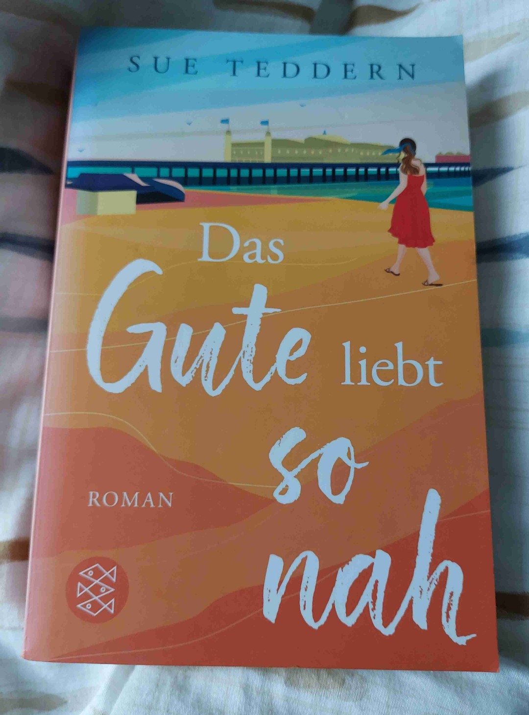 Der Schreibstil war leider nicht meins. Viel zu uninteressant und dahingeplätschert. Ich habe keinen Einstieg in die Story gefunden. Die Hälfte von dem Geschriebenen fand ich sehr belanglos. Aber das Cover ist doch sehr schön :D
