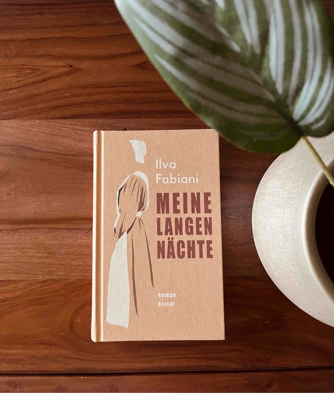 „Adler, die auf ihre Jungen einhacken, Wölfe, die verletzte Tiere aus dem Rudel verstoßen. Verbrecher. Die Forderungen des Führers, die Reden der Meinhardt, die Schule, die ich besucht hatte, alles vollkommener Irrsinn.
Eine Todesmaschinerie, die Taugenichtse wie mich anzog und dazu brachte, auszusortieren, was die sorglose Natur nun einmal hervorgebracht hatte.“
