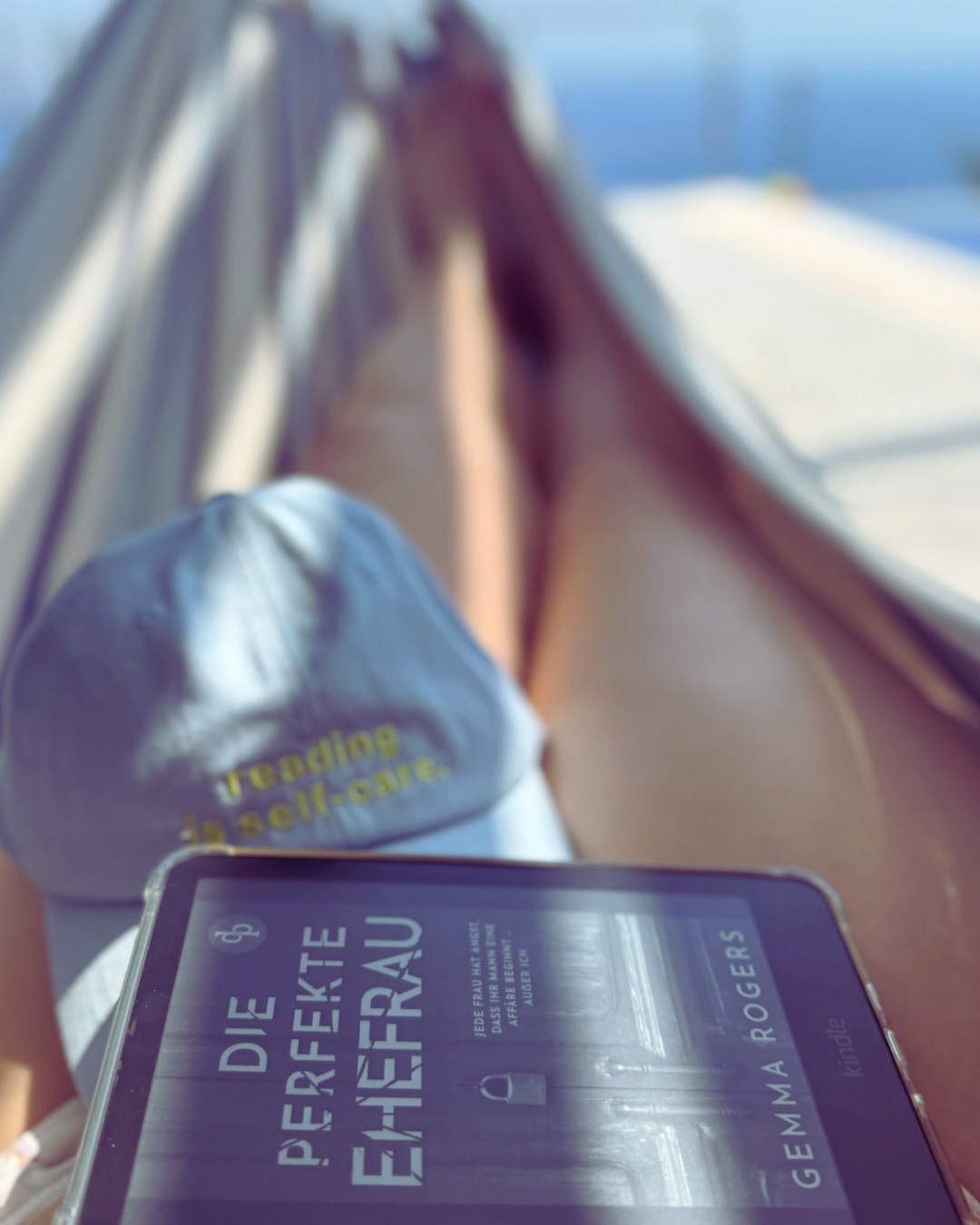 „Die perfekte Ehefrau“ ist ein unterhaltsamer Read für zwischendurch, der Spannung durch mehrere POVs, kurze Kapitel & gute Twists erzeugt.