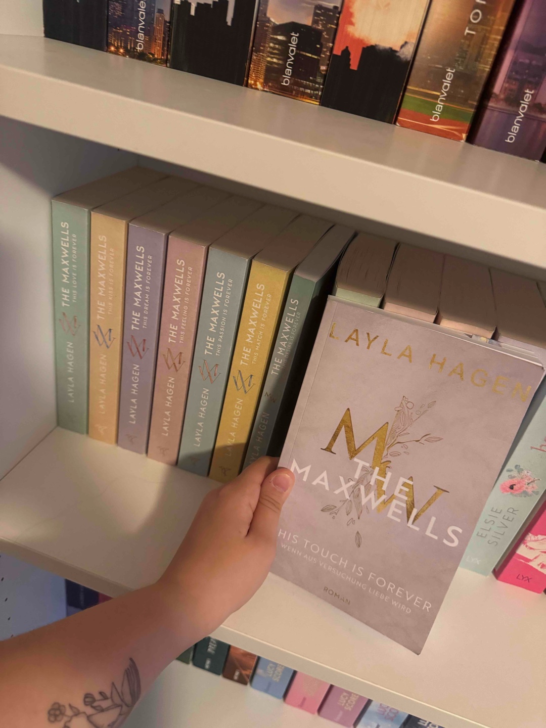 „Du machst mein Herz auf eine Weise glücklich, die du nicht einmal verstehst“
„Das muss ich nicht. Solange ich es tue und du mich mit diesem Lächeln belohnst, ist die Welt in Ordnung.“