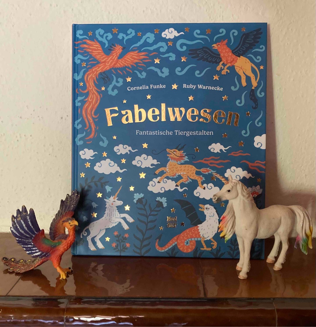 Wunderschön illustriertes Bilderbuch über 19 Fabelwesen
Die fabelhaften Wesen sind wunderbar beschrieben. Die kurzen magischen Beschreibungen laden zum Fantasieren mit den Kleinsten ein.
Der Phönix
„…wenn er das Ende seines Lebens nahen spürt, baut er sich ein Nest aus duftendem Holz. Dann setzt er es in Flammen und verbrennt sich darin.“
Der Otso
„…gilt als König der Tiere und der Beschützer des Waldes.“