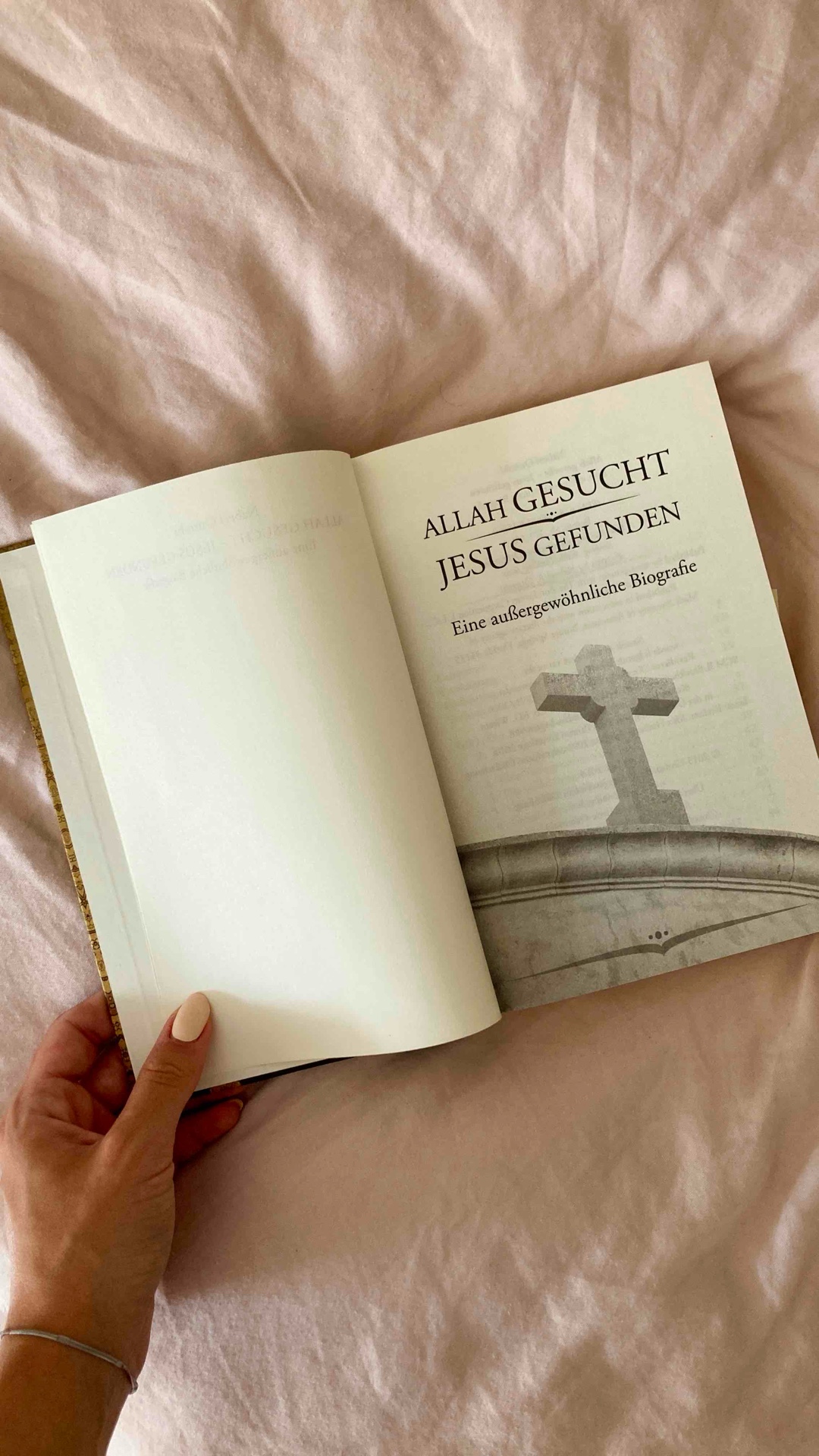 Dieses Buch hat mein Interesse für Apologetik geweckt!
Als Leser fiebert man mit Nabeel mit, wie er seinen eigenen Glauben Stück für Stück hinterfragt, bis hin zum Kern seiner Identität, und schlussendlich Frieden in Jesus findet.
Ein Buch über Religion vs. echtem Glauben, über die wichtigen Fragen des Lebens, über Familie und Freundschaft.
Eine wahre Geschichte, die nur der Gott der Bibel schreiben kann!