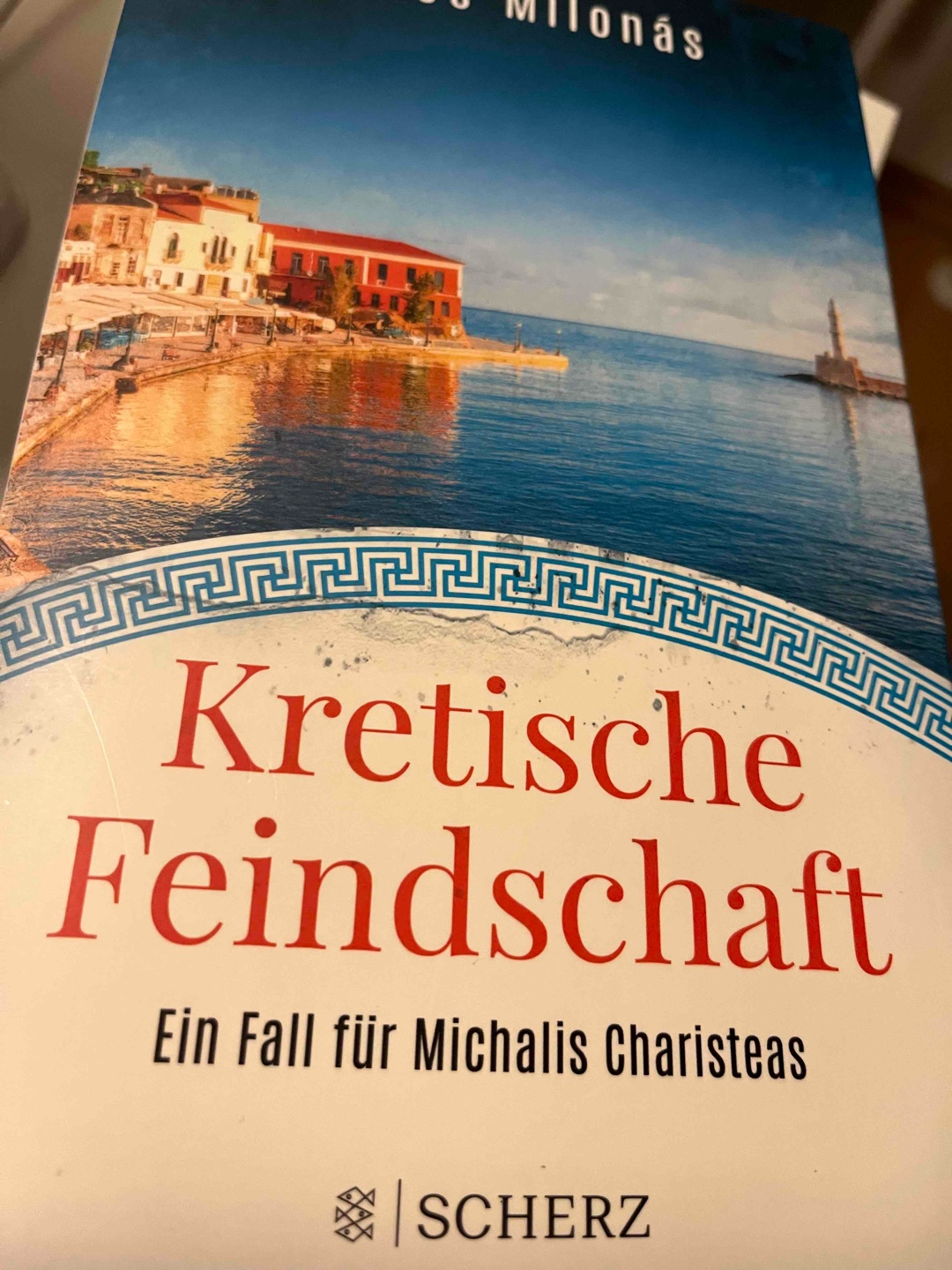 Gute Urlaubslektüre um einen kreischen Ermittler mit seiner sympathisch, chaotischen Familie vor der tollen, gut beschriebenen, malerischen Kulisse Kretas