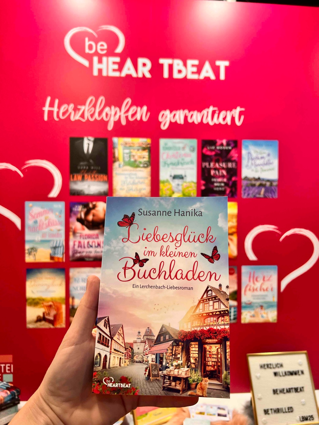 Liebesglück im kleinen Buchladen ist eine herzerwärmende Geschichte über Neuanfänge, die Liebe zu Büchern und eine zarte Liebe.