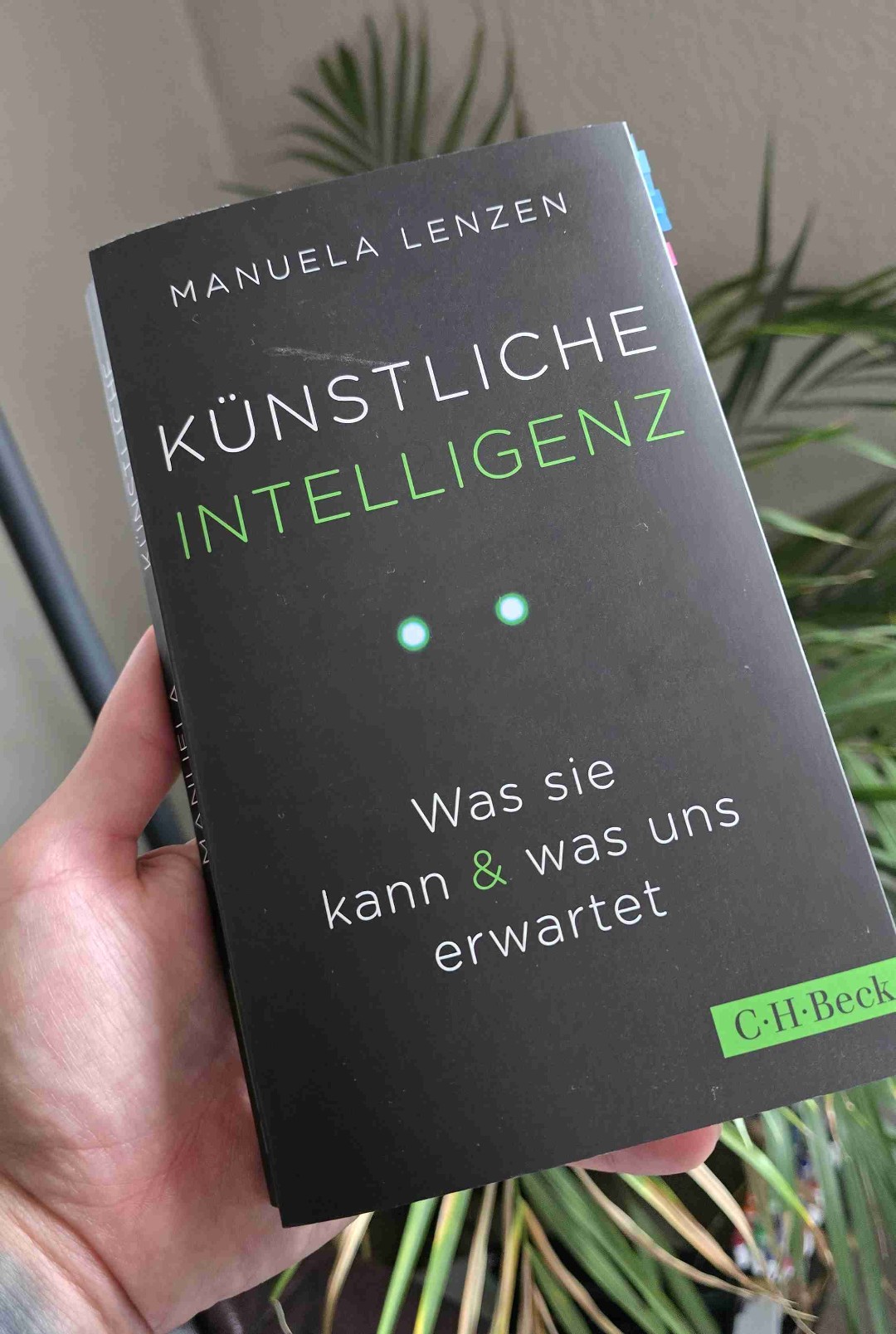 Als angehender Informationswissenschaftler, der sich im Bereich der Künstlichen Intelligenz spezialisieren möchte, fand ich dieses Buch interessant. Viele Themen waren mir bereits bekannt. Manuela Lenzen schafft es, vieles in einen größeren Zusammenhang zu stellen und verständlich zu erklären, wie KI unsere Gesellschaft, unser Denken und unsere Zukunft beeinflusst.