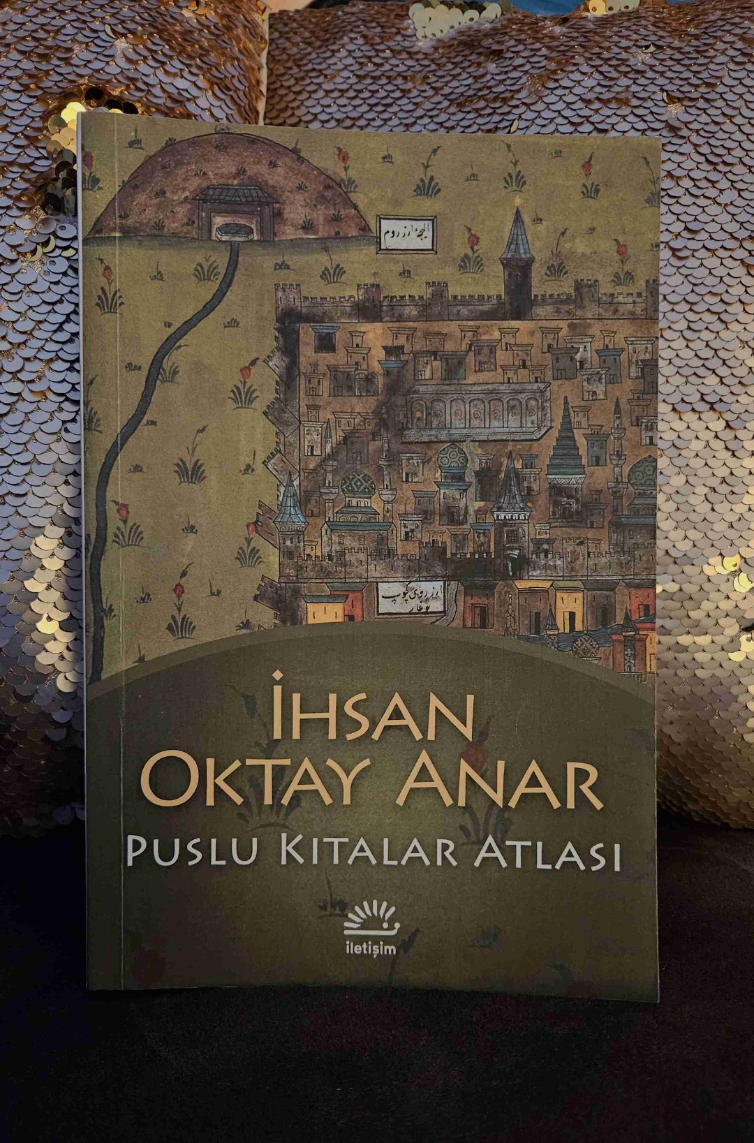 Anar tried to create a fantastic mystic world, but nope, it's too random, most of the topics don't make any sense and the ending was not logical.