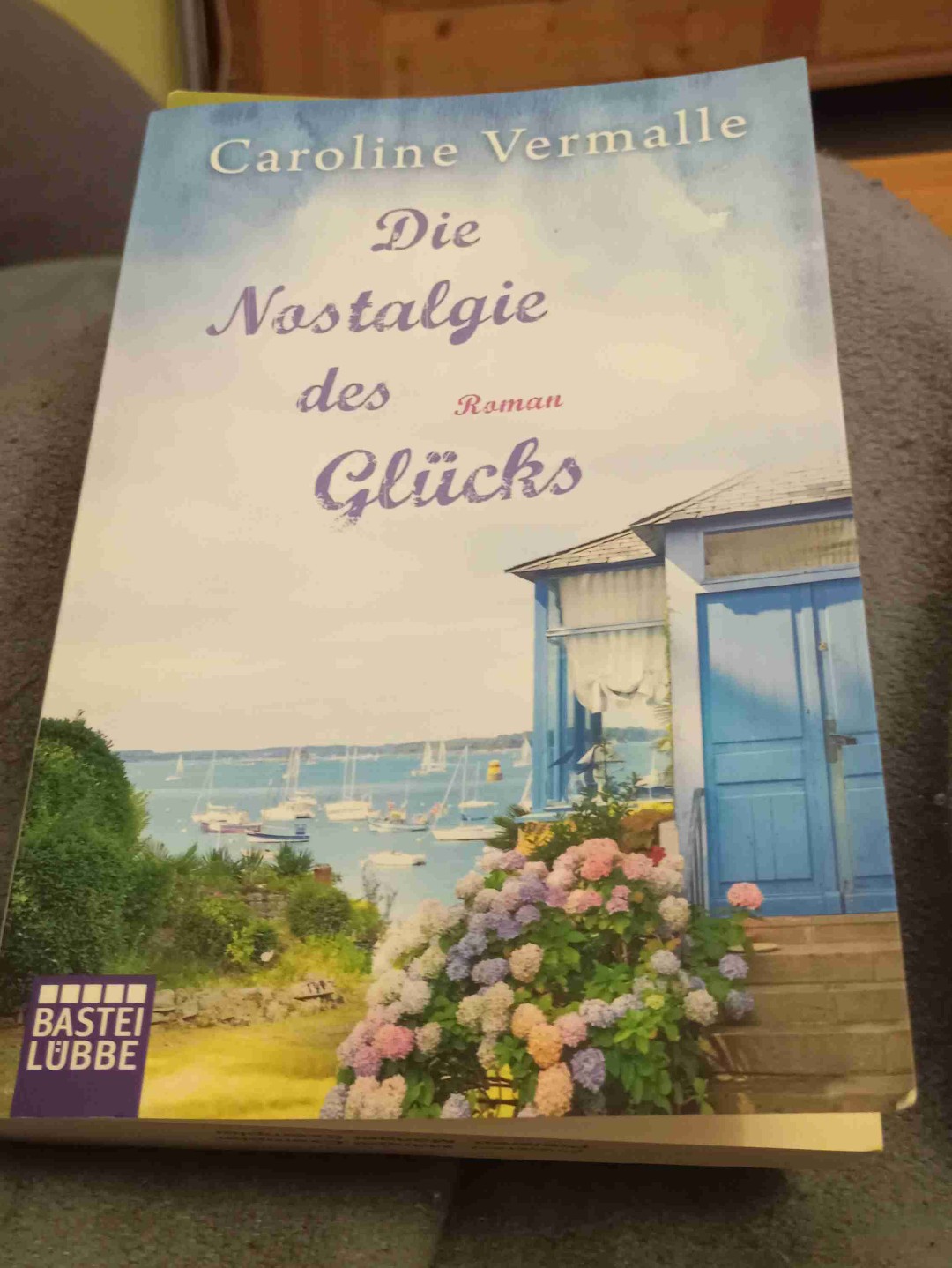 Es ist etwas anders geschrieben, wie die Bücher die ich sonst lese. Es las sich aber Recht flüssig, manchmal war es etwas langatmig.
Es ist traurig, hat Hoffnung und ich wurde sentimental.
