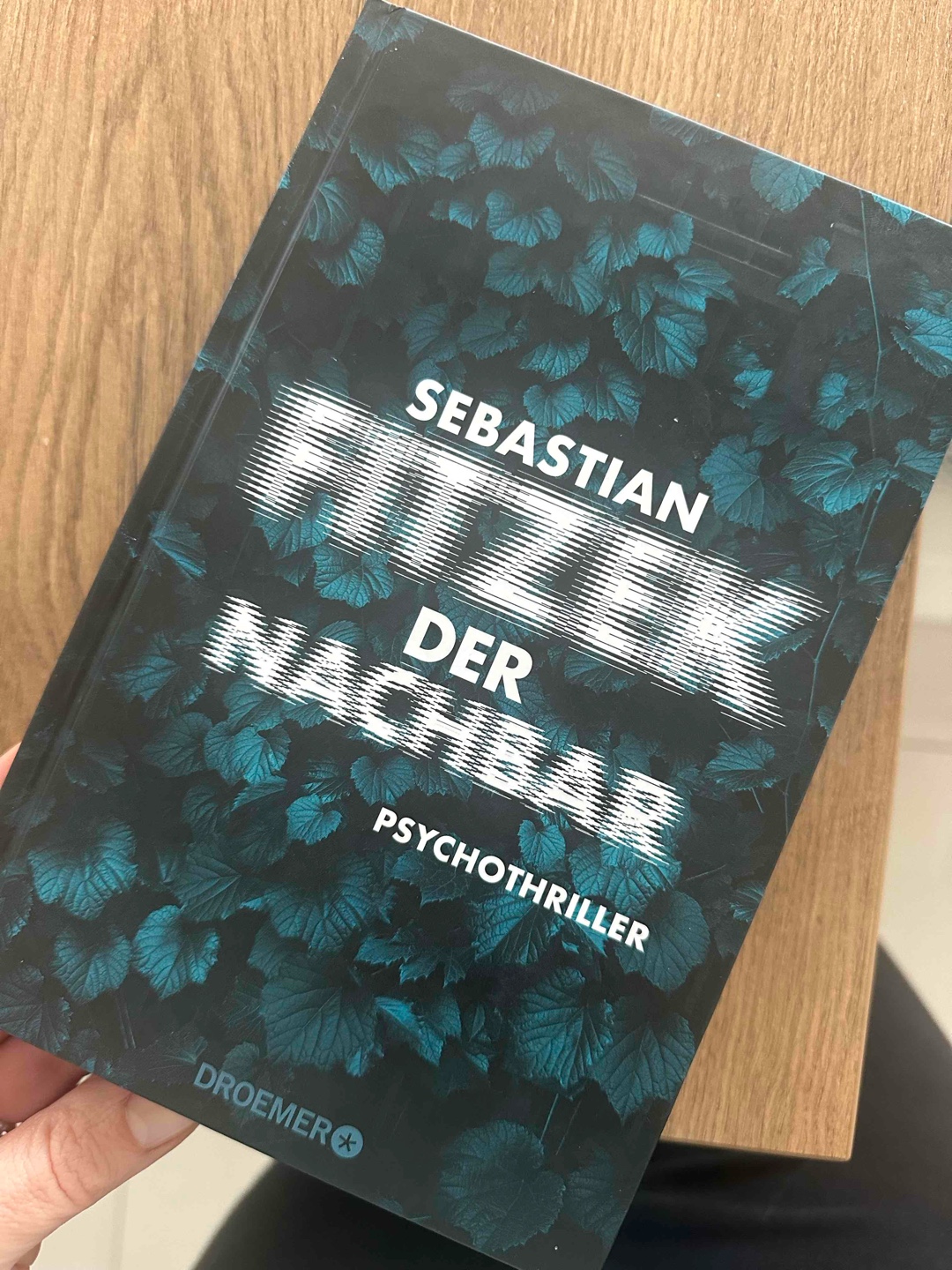 Super spannend - konnte es kaum aus der Hand legen und habe das herbstliche Wochenende genutzt um es in perfekter Stimmung direkt durchzulesen 🍂