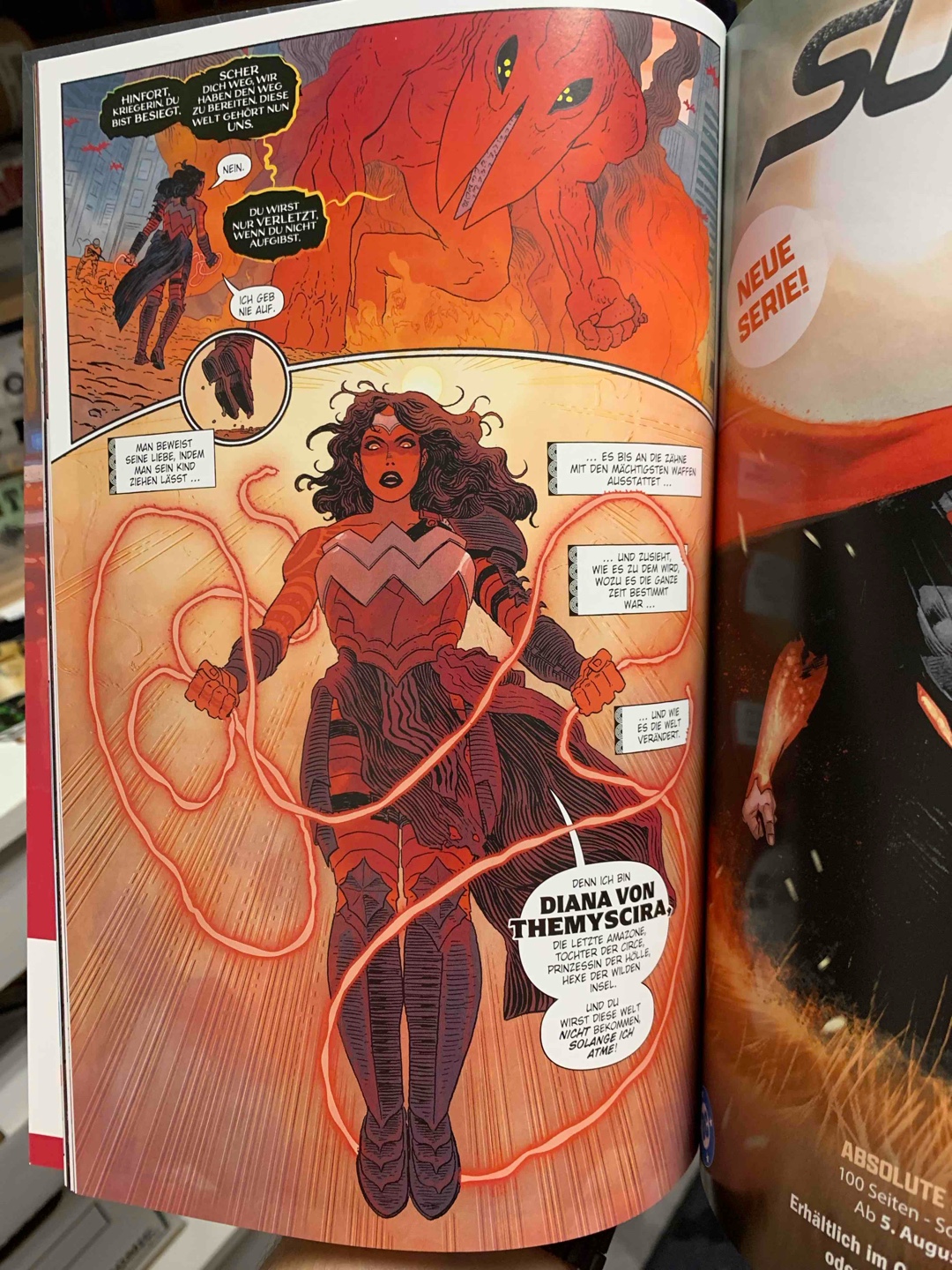 Wonder Woman aus der Hölle zerlegt mit ihrem übergroßen Bihänder (sie natürlich nur mit einer Hand) grässliche Riesenmonster aus der selbigen. Ein weiterer gelungener Serienstart aus dem DC-Absolute-Universum mit einer knallharten Powerfrau💪🏼