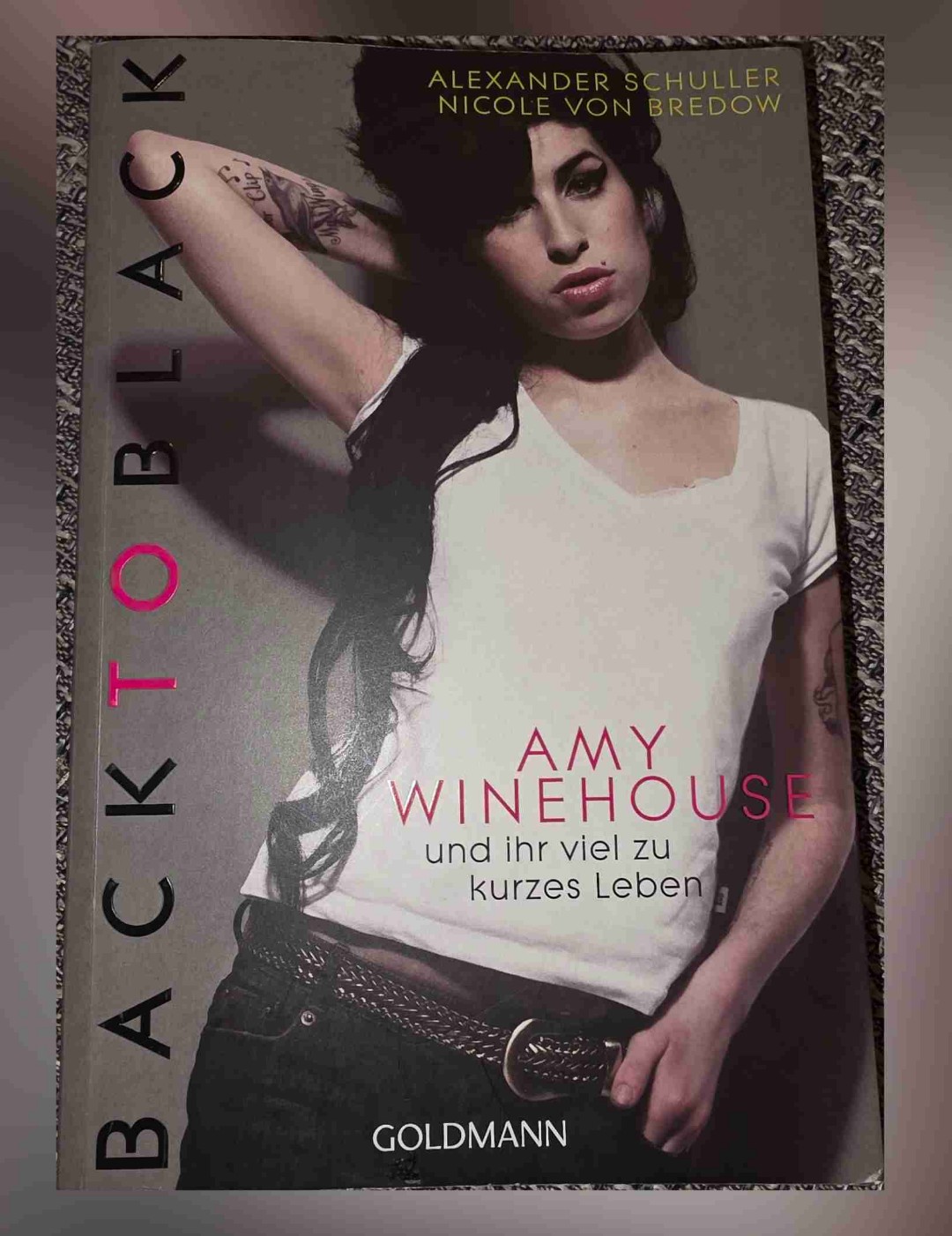 Solides Buch. Eine gute Zusammenfassung der Lebensgeschichte einer wirklich großartigen Sängerin. Es wäre so schön gewesen, wenn sie ihre Dämonen hätte besiegen können und ihre Lebensgeschichte noch um viele, viele Jahre weiterführen können.