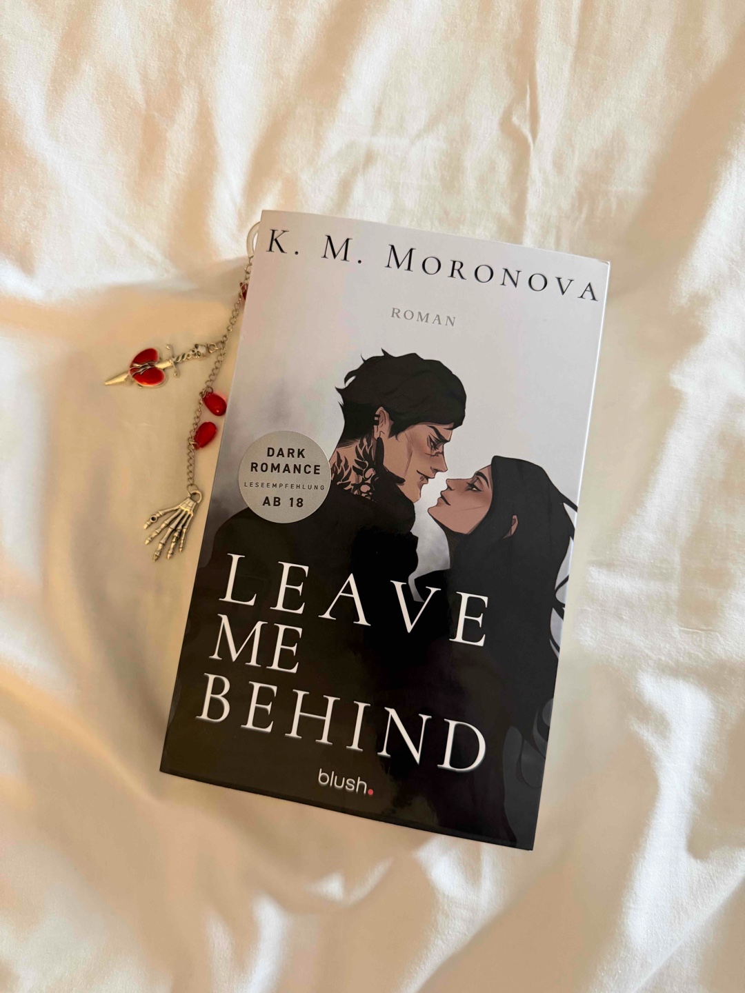 Reado - Leave Me Behind von K M Moronova | Buchdetails, image size:1080x1440