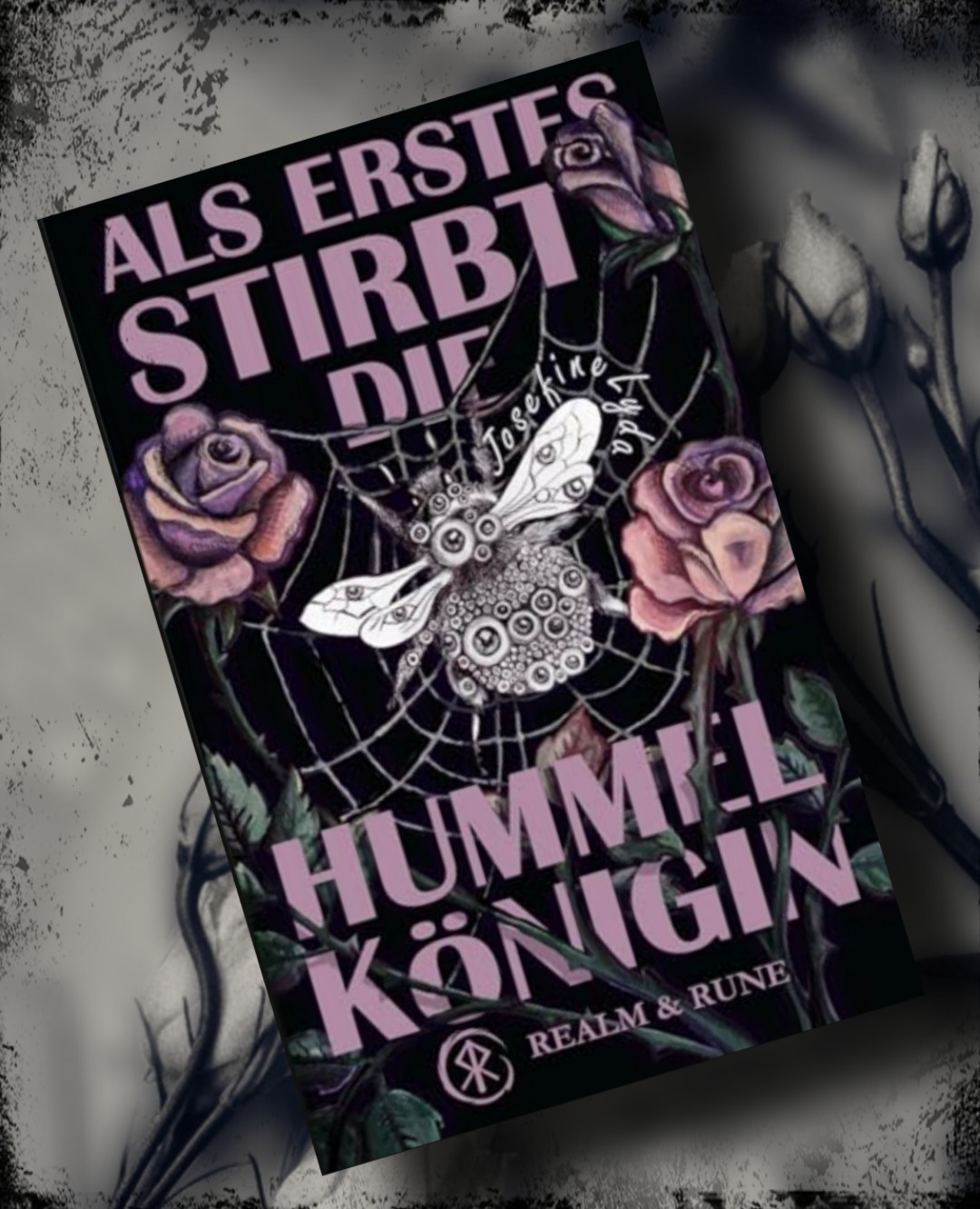 "Wie ein flüsternder Schatten hat mich dieses Buch in seinen Bann gezogen “