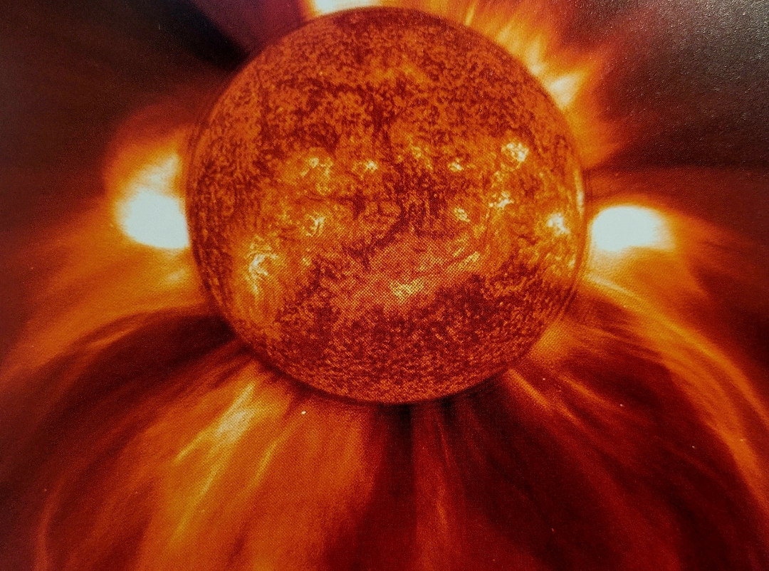 Wie der Titel verrät: Alles über Astronomie.
Ein Buch dass die Erwartungen voll und ganz erfüllt.
Es finden sich Kapitel zu allen Planeten (+ Monde), zu Kugelhaufen, Galaxien, Sternennebel etc.
Zu jedem Monat gibt es Tipps zur Himmelbeobachtung für den Hobbyastronomen.
Auch Kapitel zu Astrofotografie, Ausrüstung und weiterführenden Literatur sind ausführlich in diesem tollen Buch enthalten.
Angereichert mit unzähligen schönen Bildern (das Bild hier zeigt die Sonne) und einer verständlichen Sprache (nur wenige Passagen setzen etwas Mathe/Physik-Kenntnisse voraus, um gänzlich verständlich zu sein) für den Laien, kann dieses Buch das ideale Geschenk für Astronomie-Begeisterte sein.