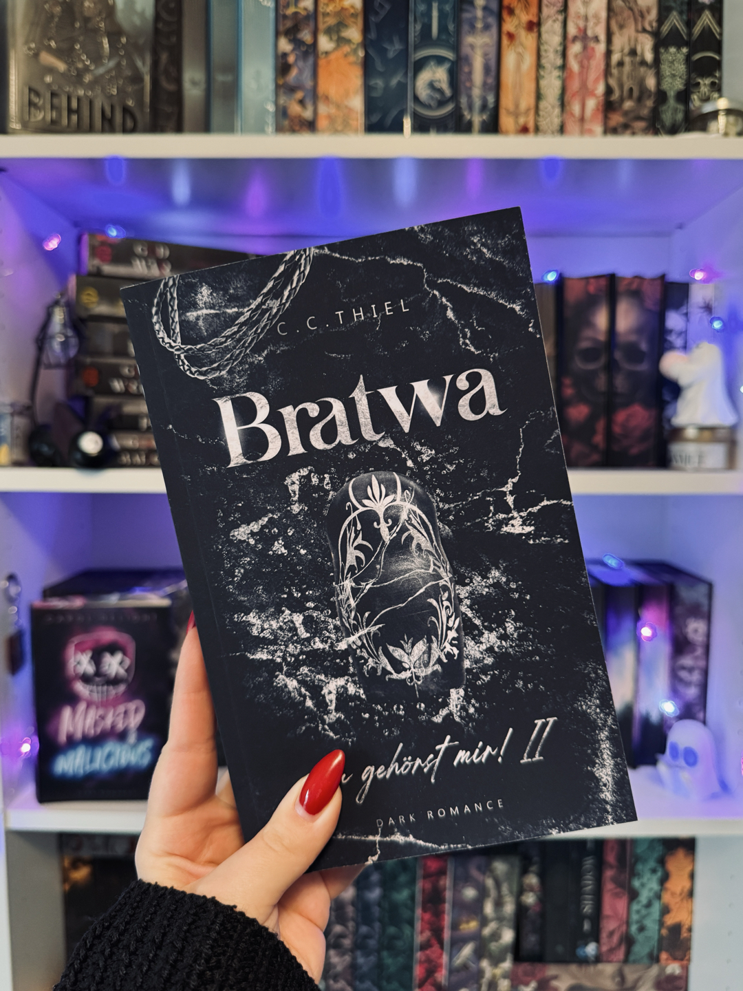 🖤🪆>> 𝑫𝒖 𝒈𝒆𝒉ö𝒓𝒔𝒕 𝒎𝒊𝒓, 𝑲𝒓𝒂𝒔𝒂𝒗𝒊𝒕𝒔𝒂<<🪆🖤
𝑩𝒓𝒂𝒕𝒘𝒂: 𝑫𝒖 𝒈𝒆𝒉ö𝒓𝒔𝒕 𝒎𝒊𝒓 – 𝑻𝒆𝒊𝒍 𝟐 𝒗𝒐𝒏 𝑪. 𝑪. 𝑻𝒉𝒊𝒆𝒍