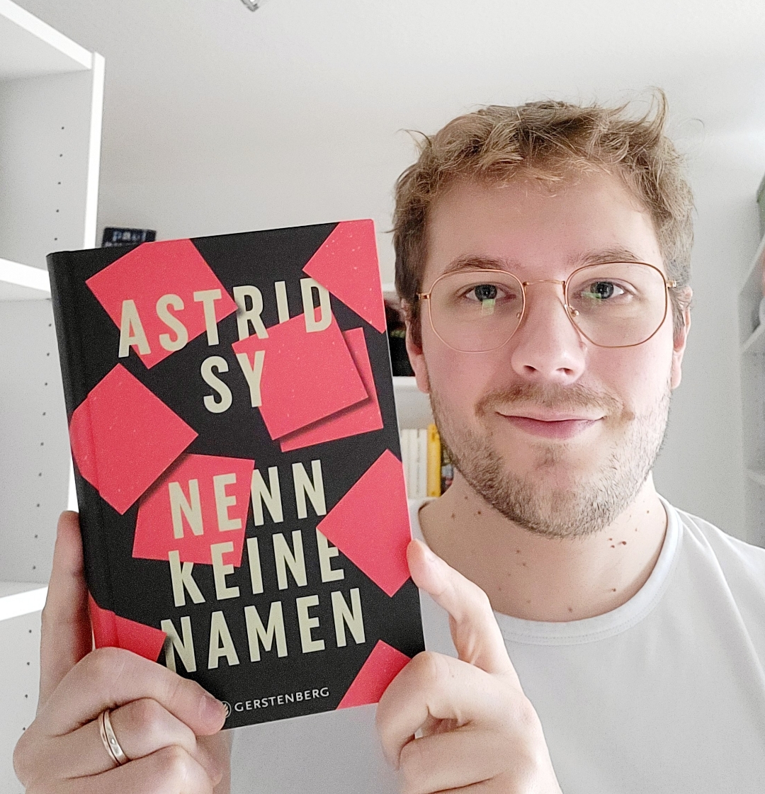 🚃🚃🚃🚃🚃🚃🚃🚃🚃🚃🚃🚃🚃🚃🚃🚃🚃
Ich lese sehr gerne Bücher, die über oder während des Nationaldozialismus handeln. Diese Geschichte basiert wie so viele auf waren Begegebenheiten, aber mit ausgedachten Protagonistinnen. Der Kontext ist natürlich wahnsinnig furchtbar und wurde auch so eingefangen. Wenig anfreunden konnte ich mich leider mit dem Schreibstil.
🚃🚃🚃🚃🚃🚃🚃🚃🚃🚃🚃🚃🚃🚃🚃🚃🚃
