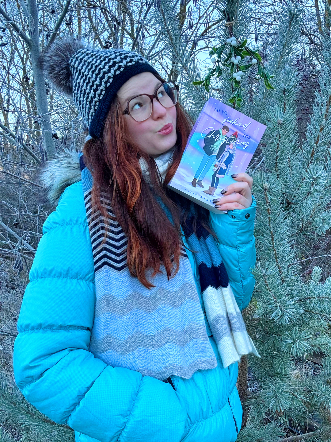 Was passiert, wenn ausgerechnet die Tochter des Weihnachtsmanns Weihnachten abgrundtief hasst? Genau das ist der herrlich ungewöhnliche Ausgangspunkt von All we faked for Christmas. Jule soll eines Tages in die Fußstapfen ihres Vaters treten, doch statt Besinnlichkeit, Glitzer und Harmonie gibt es bei ihr vor allem Rebellion, schlechte Laune und eine ordentliche Portion Sarkasmus.