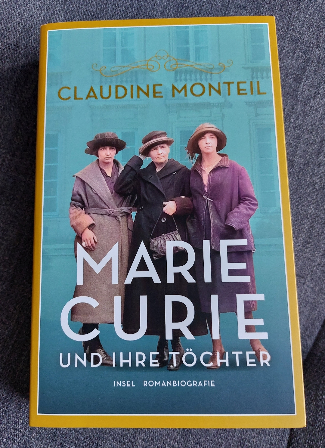 Auf dem Buch steht Romanbiografie. Leider war es mehr Biografie als Roman. Zwar informell, aber an einigen Stellen sehr langatmig.......