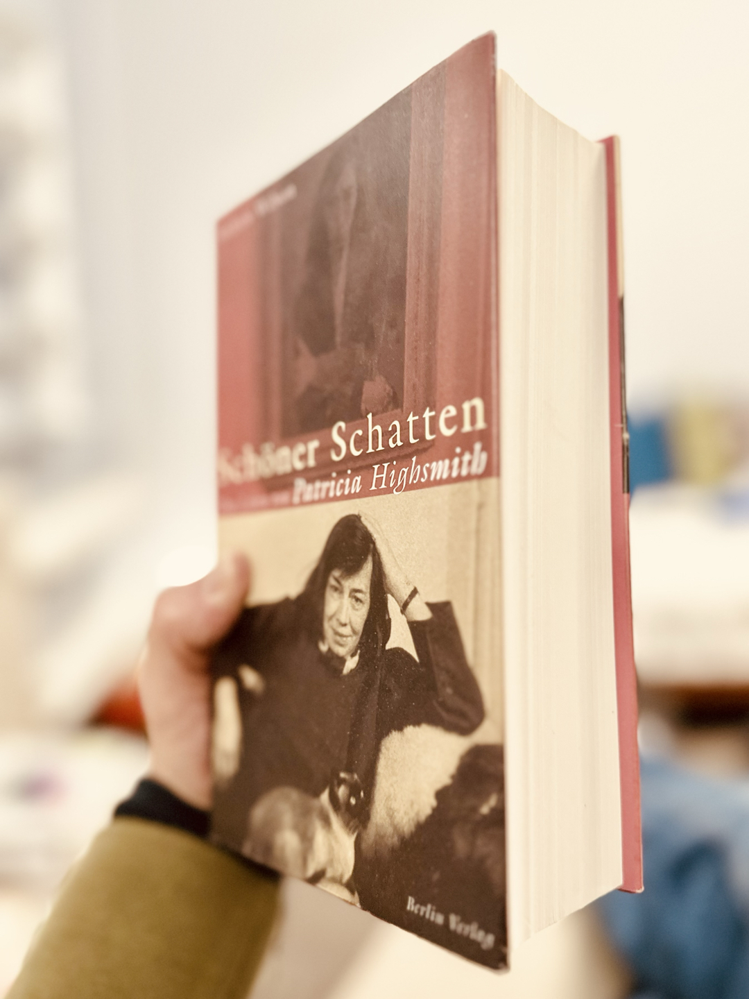 «Schöner Schatten» — Das Leben von Patricia Highsmith liest sich spannend und fesselt ab der ersten Seite. Die Biografie lässt uns an Ihrem Leben mit all seinen Facetten, Widersprüchen und ihren Marotten teilhaben. Lesenswert für jeden, der sich nicht von einem 748 Seiten starken Wälzer einschüchtern lässt.
_____
