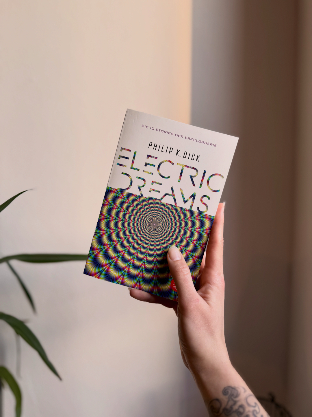 Ein guter Einstieg in die Welt von Philip K.Dick.
eckt. Kompakt und gedanklich intensiv.