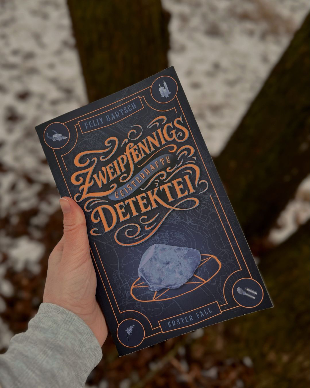 Locker und charmant geschrieben, tolles Worldbuilding, holpriger Einstieg, etwas vorhersehbare Krimi-Elemente.
