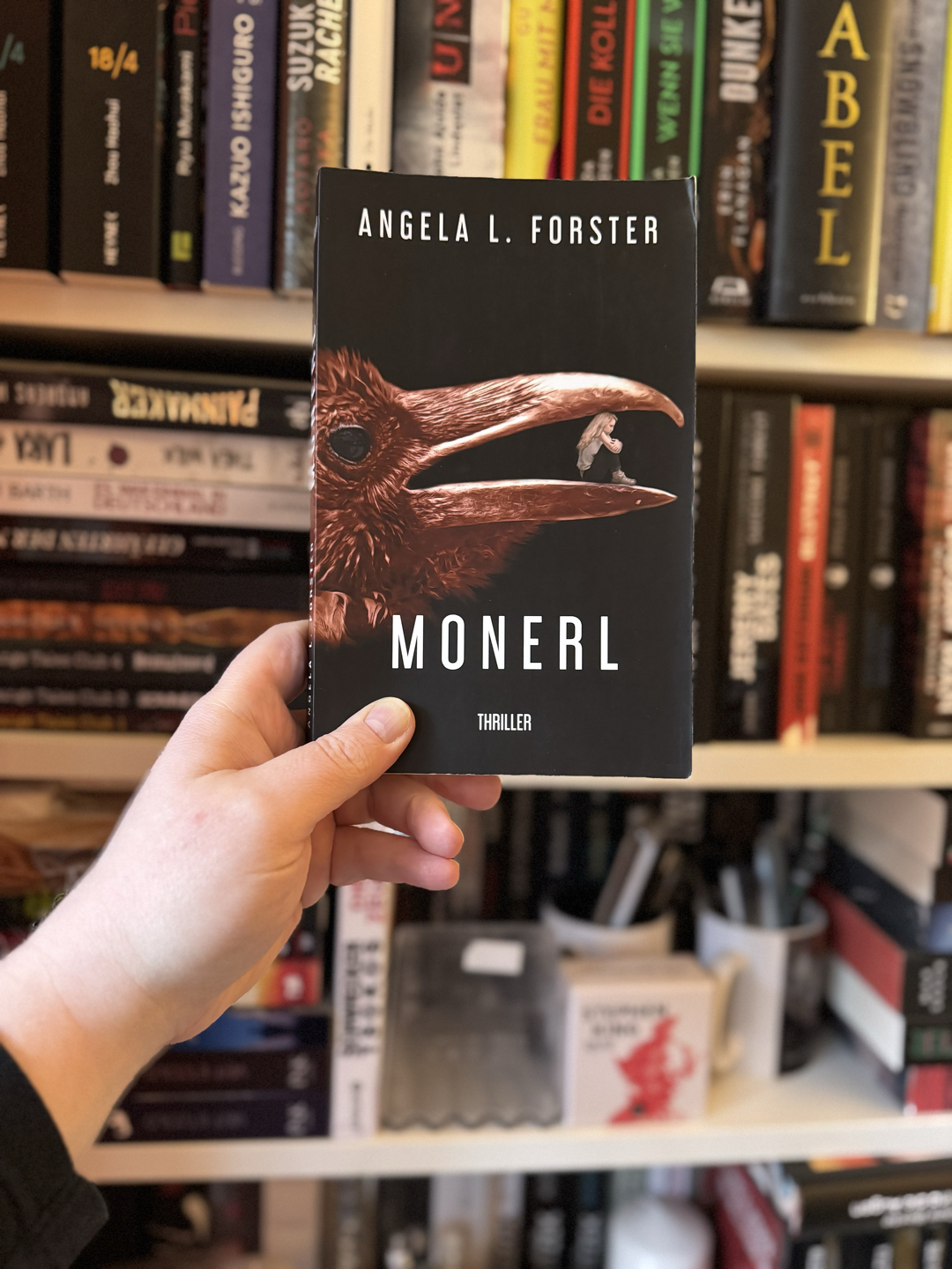 Eine spannende Geschichte aber nichts für zwischendurch. Zu Beginn lohnt es sich dranzubleiben. Für mich ist es zum Ende ein klares Lesehighlight, dass aber mit harten Themen nicht für zartbesaitete Leser geeignet ist.