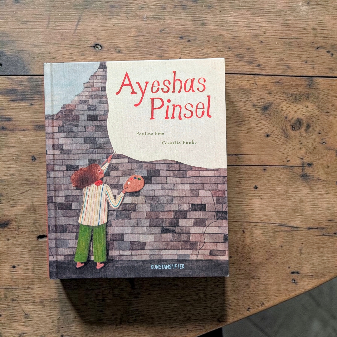 „Ayeshas Pinsel“ behauptet nicht, dass Kunst im materiellen Sinn stärker sei als Gewalt. Das Buch vertritt eine andere These: Menschen können im Akt des Gestaltens ihre Handlungsfähigkeit zurückgewinnen. Die Rückkehr der Farbe am Ende wirkt deshalb nicht naiv, sondern reflektiert. Sie ist kein Zurück zum Anfang, sondern ein bewusster Neubeginn. Durch seine klare Sprache, seine durchdachte Bilddramaturgie und seine zurückhaltende Haltung entwickelt das Buch eine stille, aber nachhaltige Wirkung. Es traut seinen jungen Leser:innen zu, Widersprüche auszuhalten, und zeigt ihnen zugleich, wie man ihnen begegnen kann.