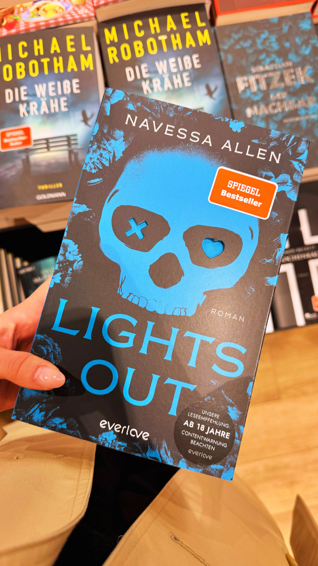 Dark, Spicy und humorvoll 🔥🔪🖤
Eine absolut gelungene Mischung. Die Dynamik zwischen den Hauptcharakteren ist nerven-aufreibend und gleichzeitig fesselnd. Die Story spannend, düster, emotional und trotzdem wirklich lustig.