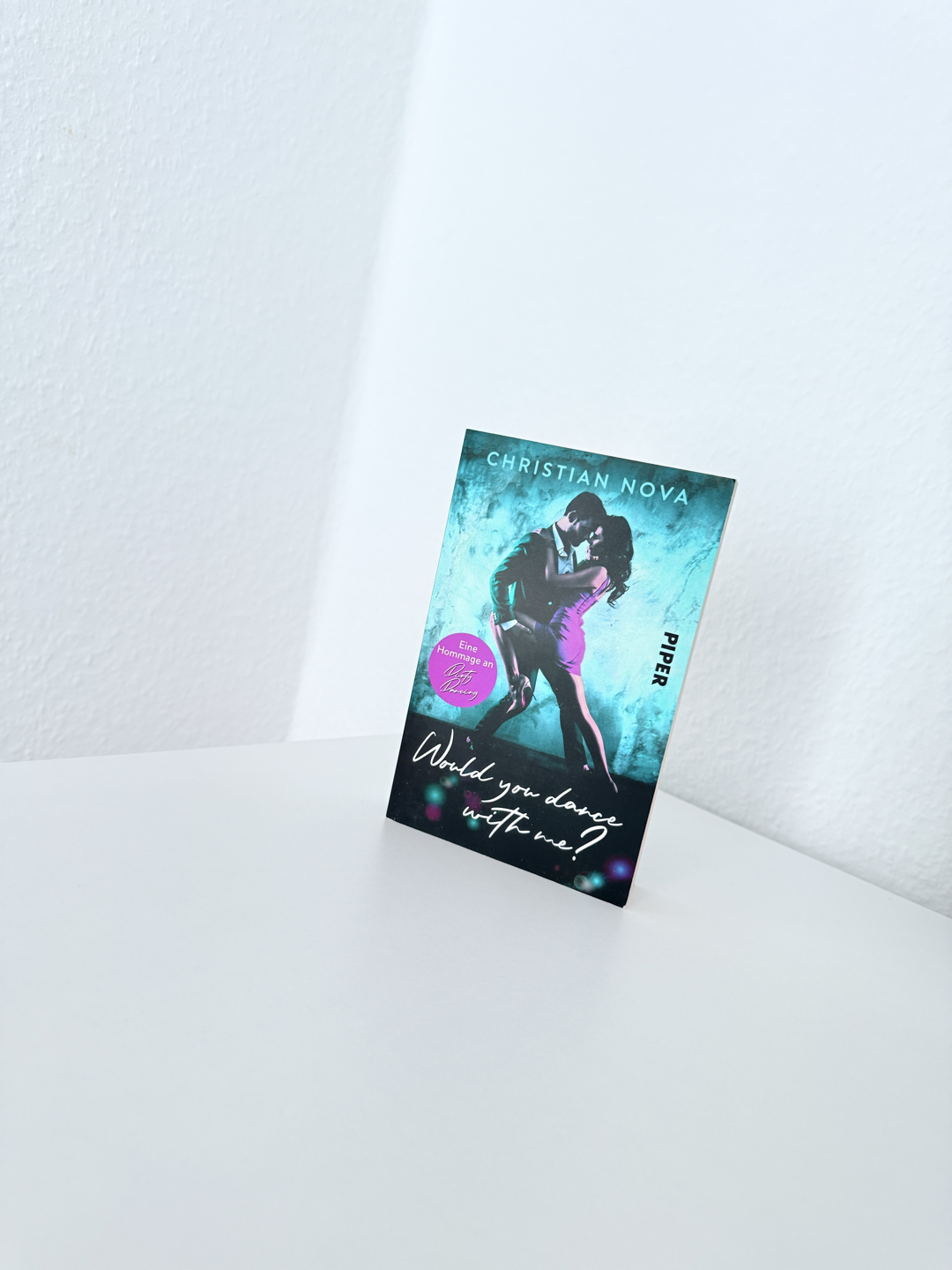 Als ich das Buch angefangen habe zu lesen, habe ich mich riesig gefreut. Durch den Hinweis auf dem Cover „Eine Hommage an Dirty Dancing und meine Liebe zum Tanzen hatte ich große Erwartungen. ☺️