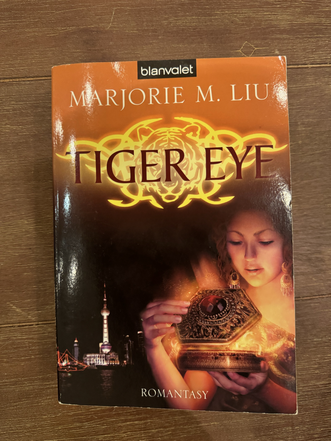 Das Buch war nicht schlecht, aber stellenweise nicht ganz schlüssig und der Story hat meiner Meinung nach etwas gefehlt.