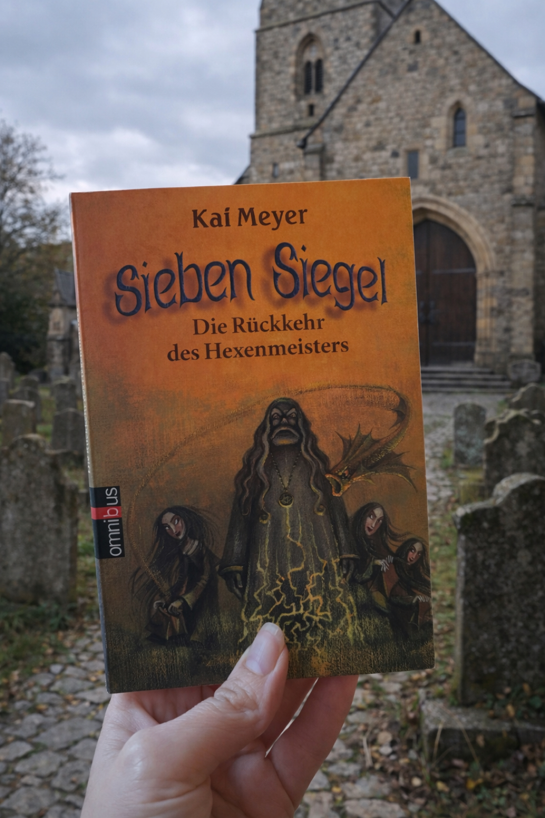 Für mich ist dieses kleine Buch ein persönlicher Schatz und eine klare Empfehlung für junge Leserinnen und Leser ab etwa 10 Jahren. Perfekte Lektüre für zwischendurch: schnell gelesen, aber voller Magie, Spannung und Erinnerungen.