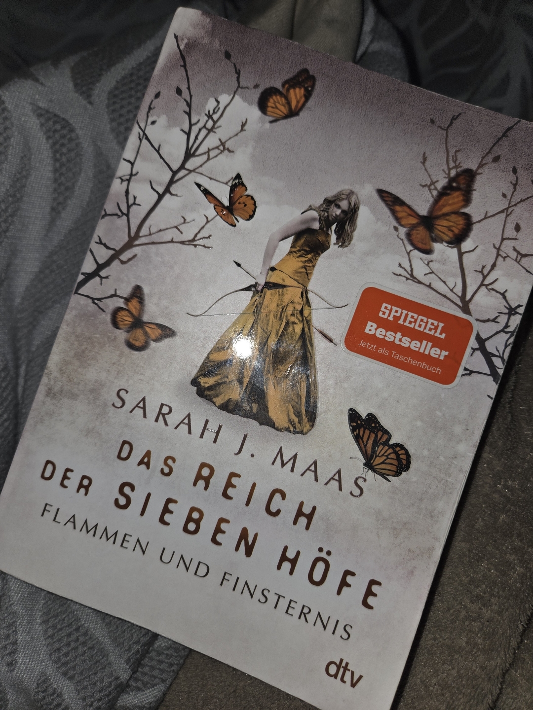 》Auf diejenigen die zu den Sternen schauen und sich etwas wünschen, Rhys.《
Er nahm sein Glas und schaute mich so durchdringend an, dass ich mich fragte, wie ich je unter Tarquins Blick erröten konnte.
Rhys stieß mit seinem Glas leicht gegen meins.
》Auf die Sterne die zuhören - und auf die Träume, die wahr werden.《💫