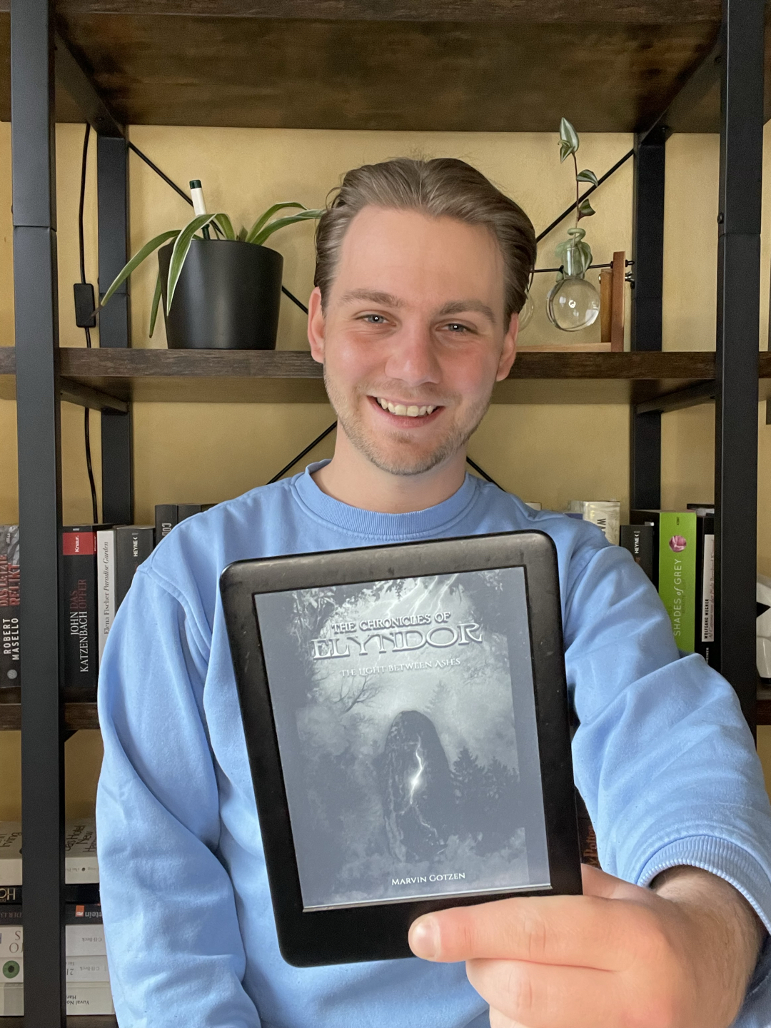 Dieses Buch liefert, was man sich von Fantasy verspricht: starke Figuren, großartige Welten in denen man abtauchen kann, dunkle Geheimisse und Drachen. The Light Between Ashes (TLBA) ist der Auftakt zu The Chronicles Of Elyndor und hat mich umgehauen.