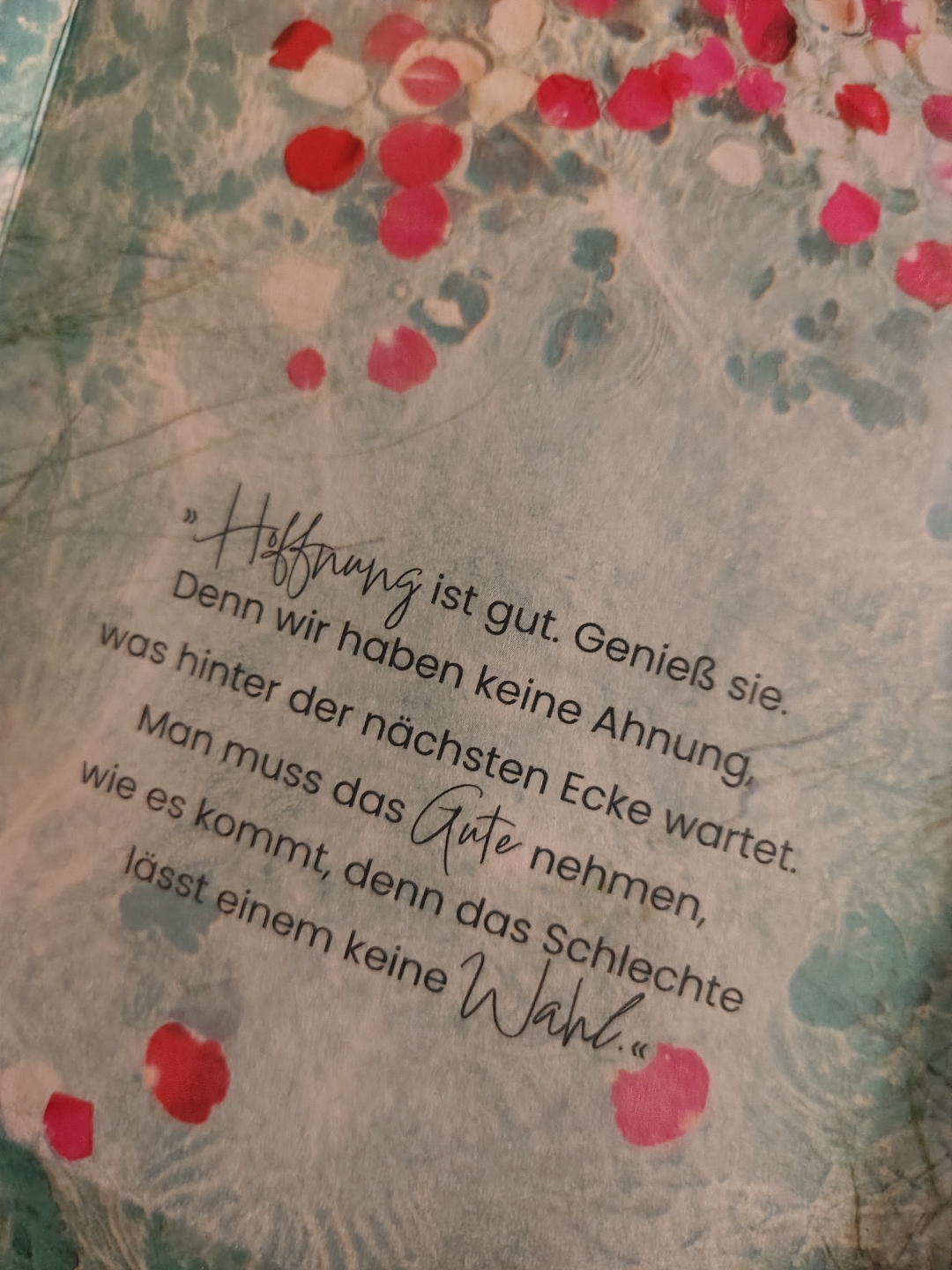 Wow was für ein Buch 😱
Dieses Buch hat mich gebrochen, ich habe bereits auf den ersten Kapiteln Tränen in den Augen gehabt und musste es auf die Seite legen😭
Wie viele Schicksale kann ein Mensch ertragen 🥺
Soviele Tränen gibt es selten bei einem Buch. Die Spannung, dass wieder etwas passiert war immer zu spüren. Man hat regelrecht darauf gewartet.
Doch die letzten ca. 100-150 Seiten haben mich echt gebrochen 🫣 Oh Gott ich wollte aufhören zu lesen und konnte es einfach nicht.
Unfassbar gut geschrieben, ein Buch das mich auf allen Ebenen berührt hat
