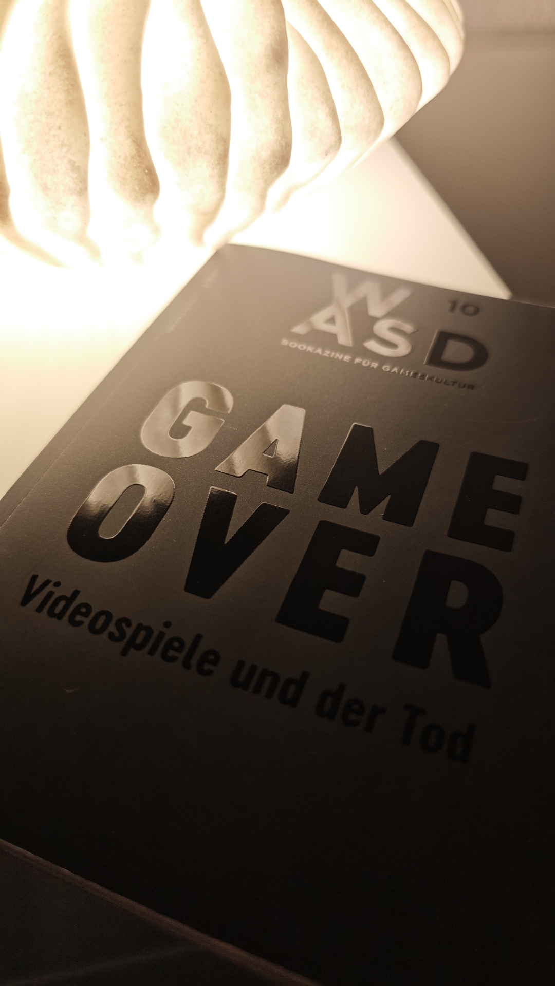 WASD 10 ist die schwarze Jubiläumsausgabe, vom BookaZine für die Videospielbranche, die ich besitze. Eine sehr schöne Gestaltung, großes Lob ans editorial Design Team. Macht Spaß zu blättern und auch viel Spaß zu lesen. Witzig, ein Buch das Gamer ansprechen soll. Das hat mir direkt ein Grinsen ins Gesicht gebracht. Das Magazin erschien im November 2016. Wäre echt toll noch andere Ausgaben vom WASD zu ergattern.